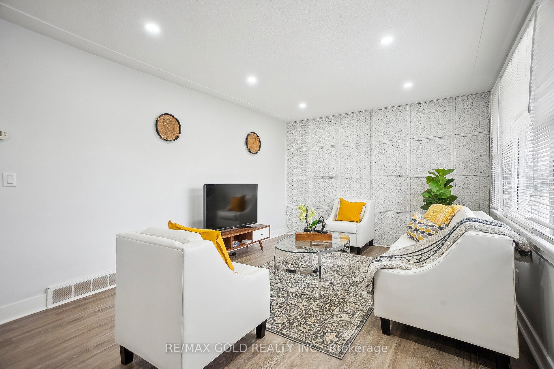 Photo 2 of 27 Lakeview Avenue, Grimsby, Grimsby Beach — HOMEH