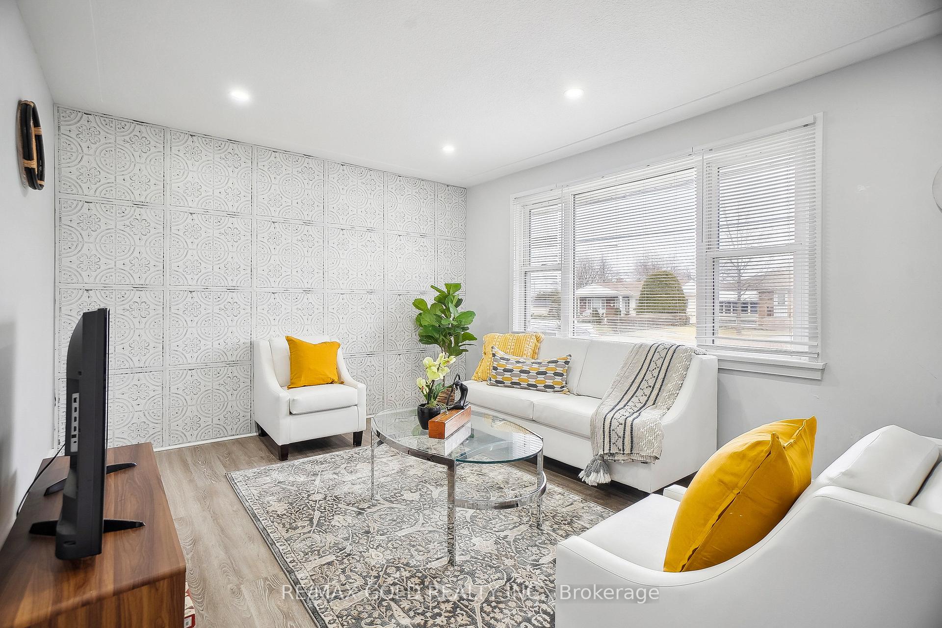 Photo 3 of 27 Lakeview Avenue, Grimsby, Grimsby Beach — HOMEH