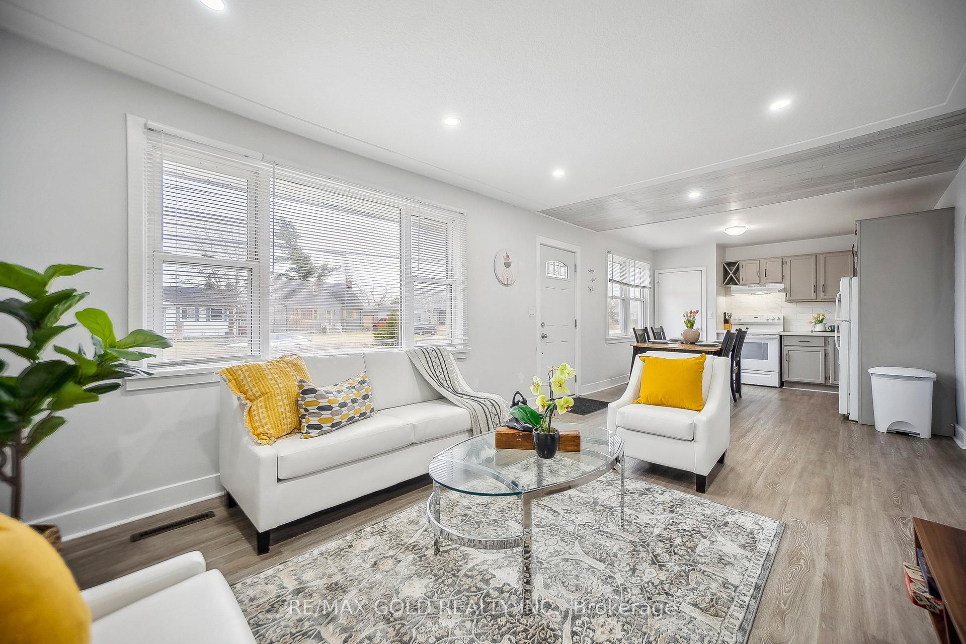 Photo 4 of 27 Lakeview Avenue, Grimsby, Grimsby Beach — HOMEH