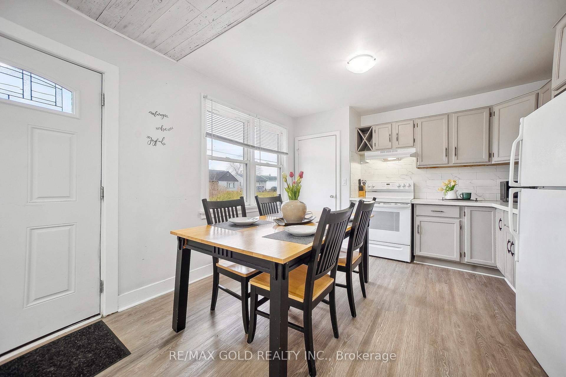 Photo 5 of 27 Lakeview Avenue, Grimsby, Grimsby Beach — HOMEH