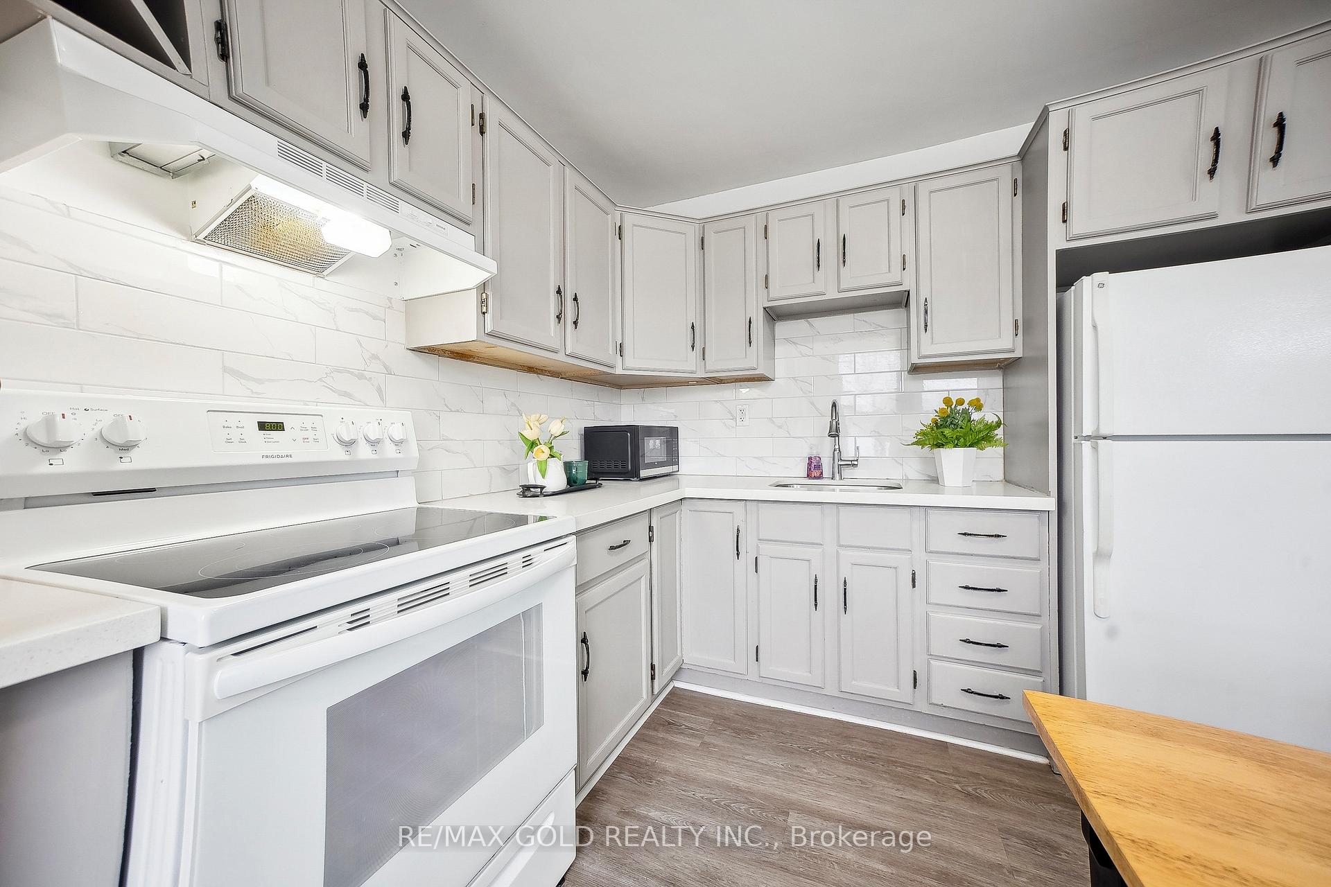 Photo 7 of 27 Lakeview Avenue, Grimsby, Grimsby Beach — HOMEH