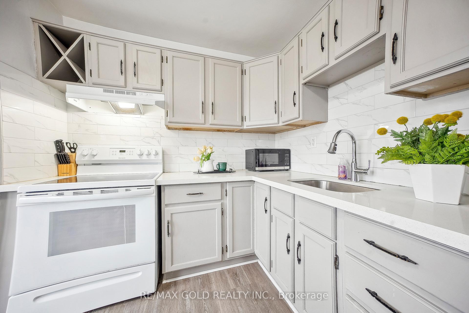 Photo 8 of 27 Lakeview Avenue, Grimsby, Grimsby Beach — HOMEH