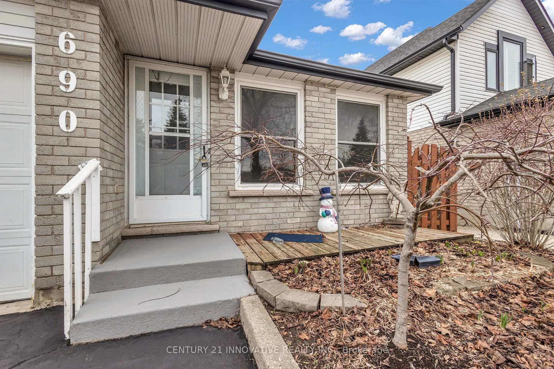Photo 3 of 690 Elgin Street E, Cambridge — HOMEH