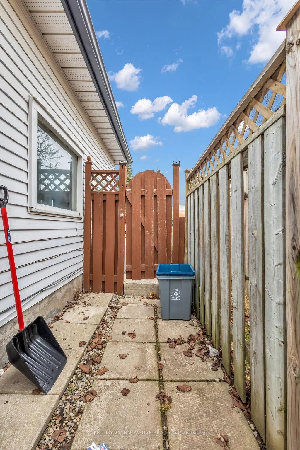 Photo 4 of 690 Elgin Street E, Cambridge — HOMEH