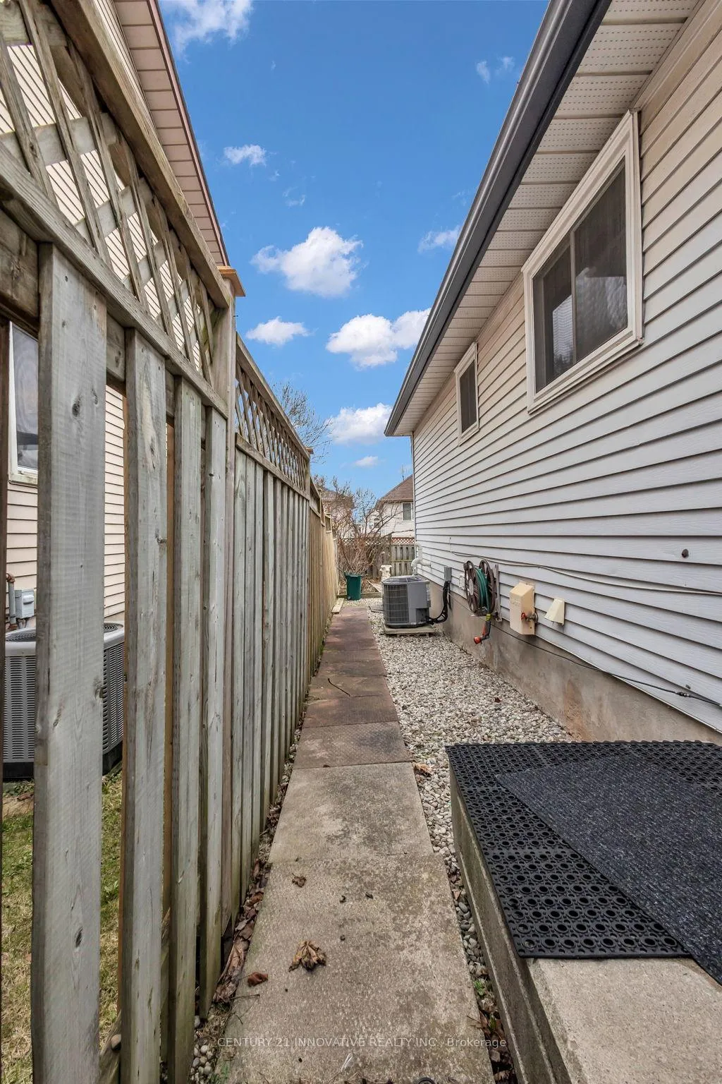 Photo 5 of 690 Elgin Street E, Cambridge — HOMEH