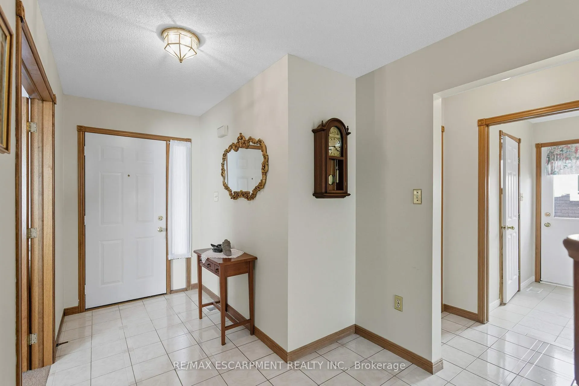 Photo 3 of 40 Gatestone Drive, Hamilton, Stoney Creek Mountain — HOMEH
