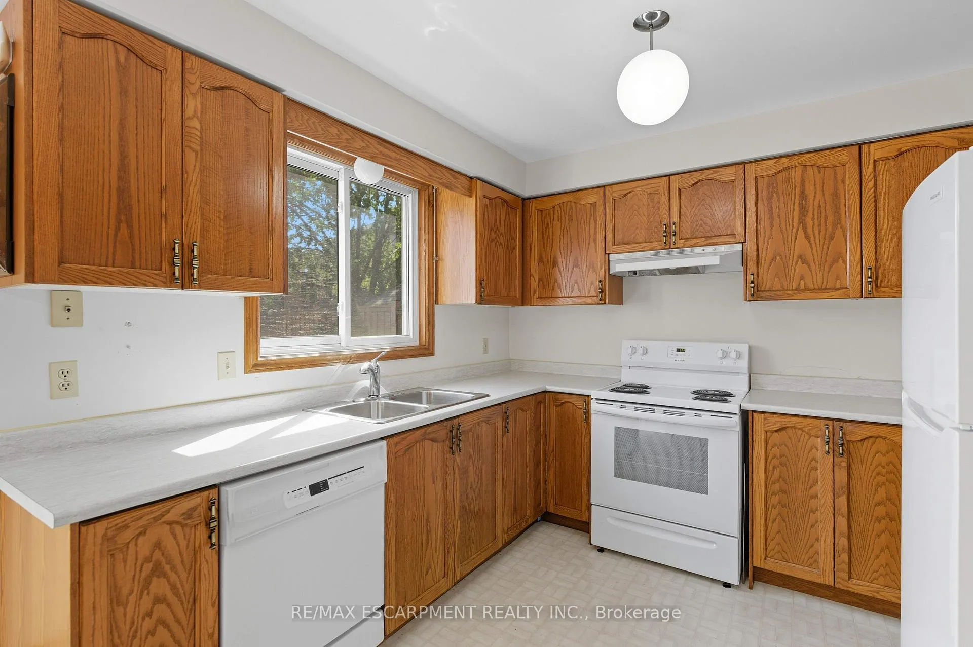 Photo 14 of 40 Gatestone Drive, Hamilton, Stoney Creek Mountain — HOMEH