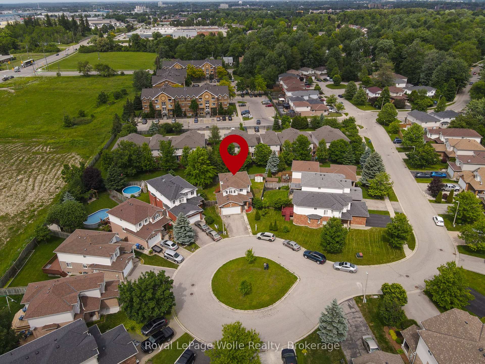 Photo 3 of 49 Bond Court, Guelph, Willow West/Sugarbush/West Acres — HOMEH