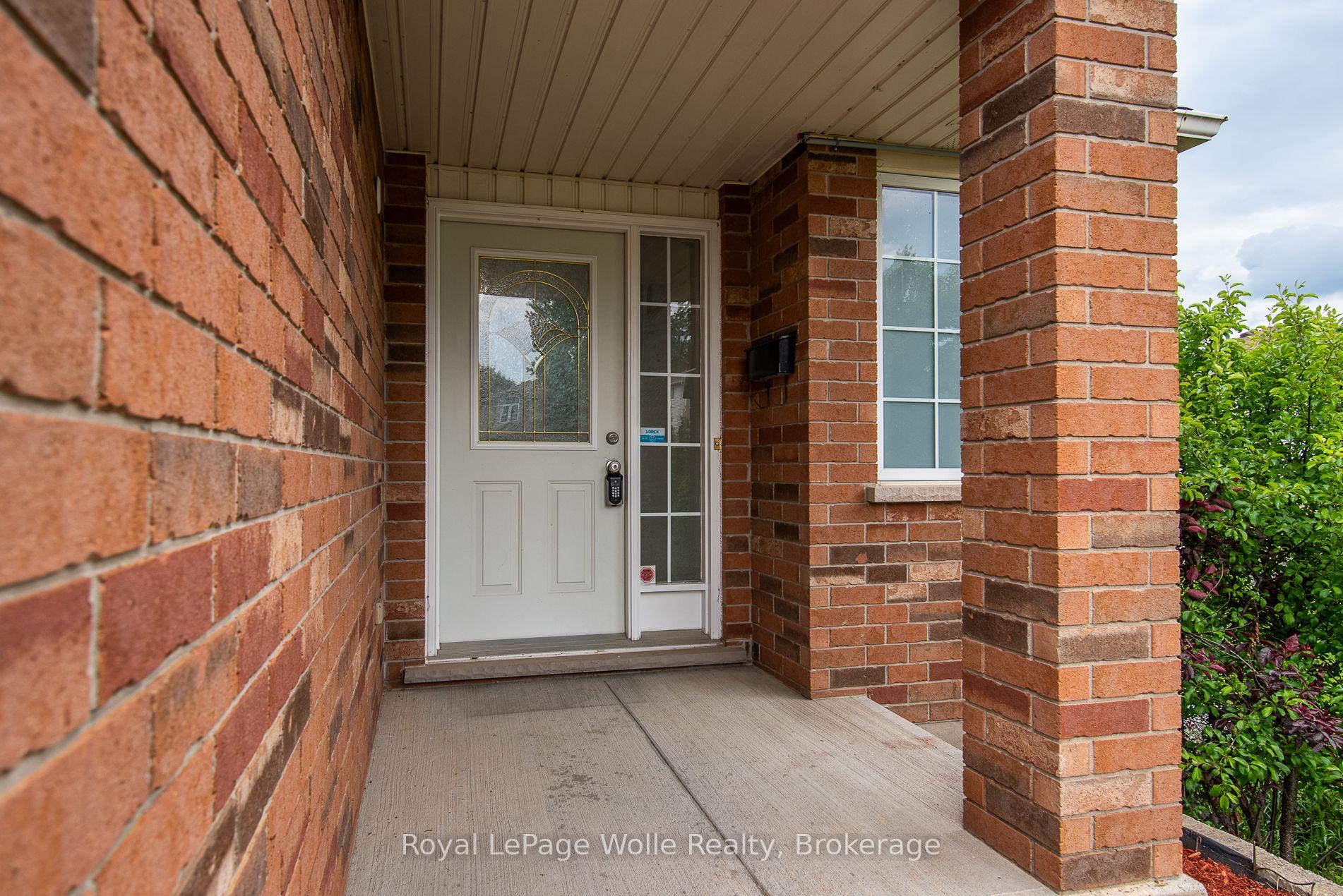 Photo 4 of 49 Bond Court, Guelph, Willow West/Sugarbush/West Acres — HOMEH
