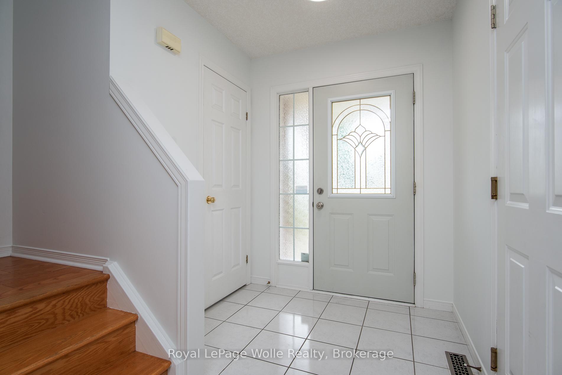 Photo 5 of 49 Bond Court, Guelph, Willow West/Sugarbush/West Acres — HOMEH