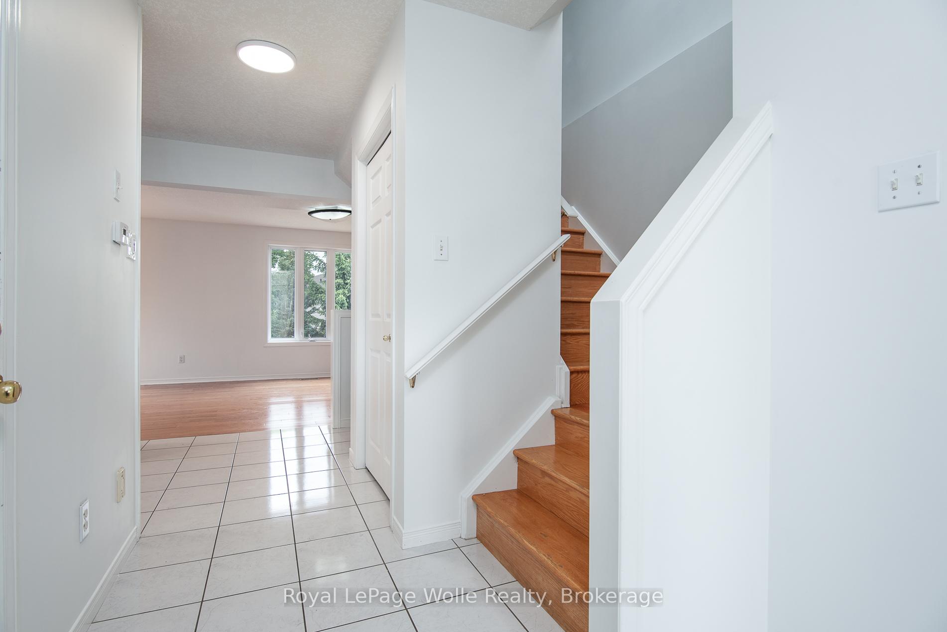 Photo 6 of 49 Bond Court, Guelph, Willow West/Sugarbush/West Acres — HOMEH
