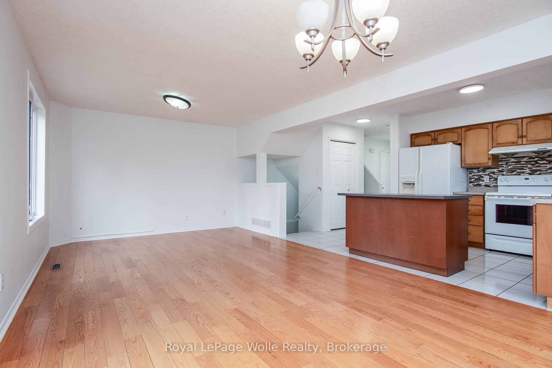 Photo 10 of 49 Bond Court, Guelph, Willow West/Sugarbush/West Acres — HOMEH