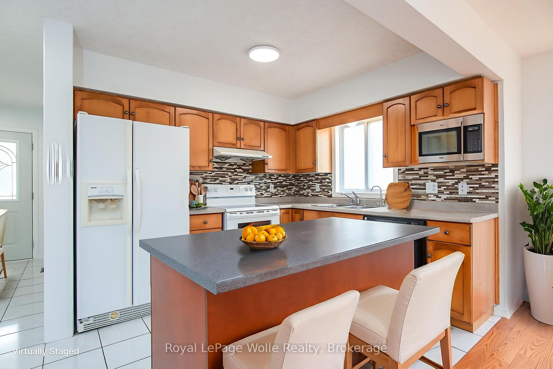 Photo 11 of 49 Bond Court, Guelph, Willow West/Sugarbush/West Acres — HOMEH