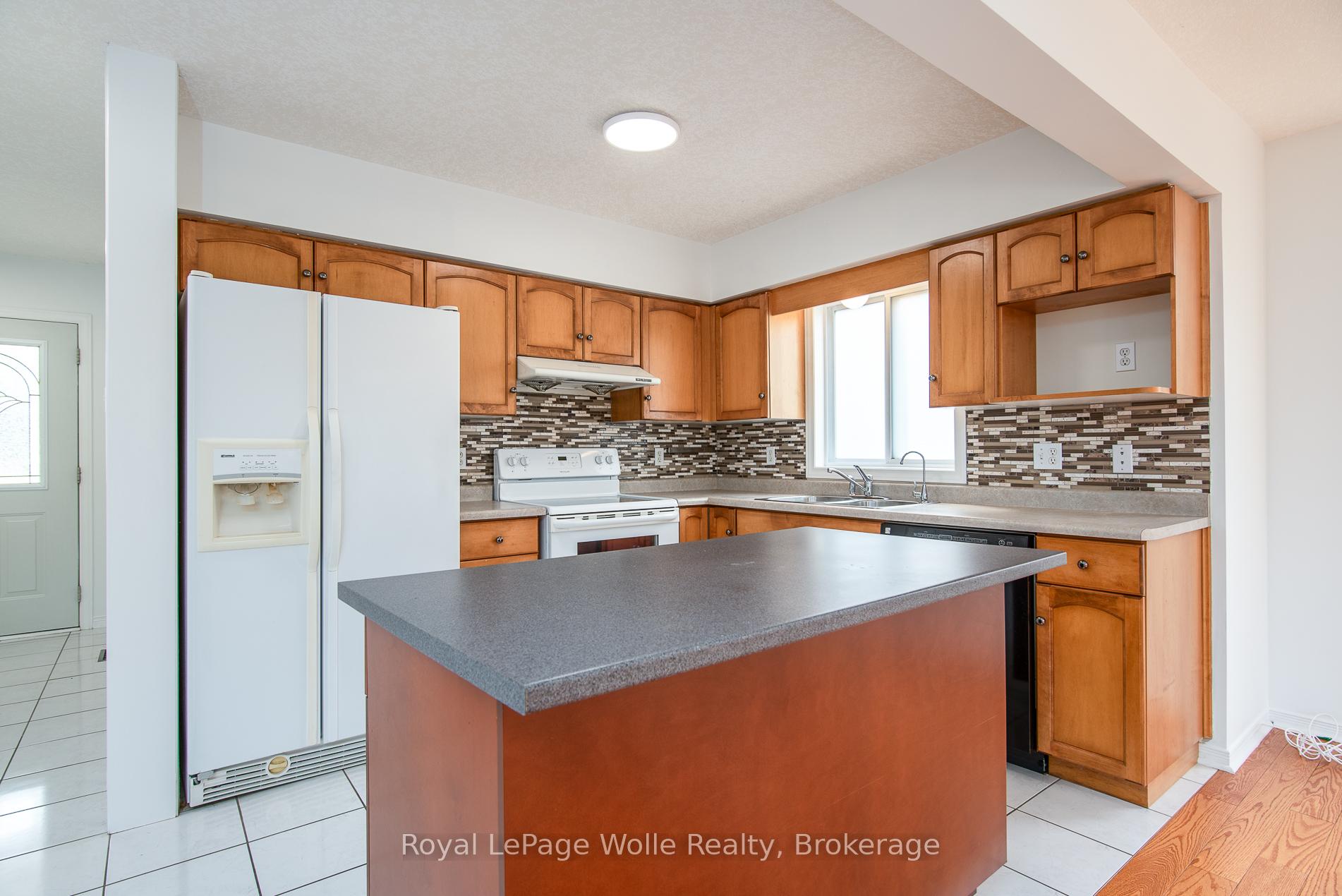 Photo 12 of 49 Bond Court, Guelph, Willow West/Sugarbush/West Acres — HOMEH