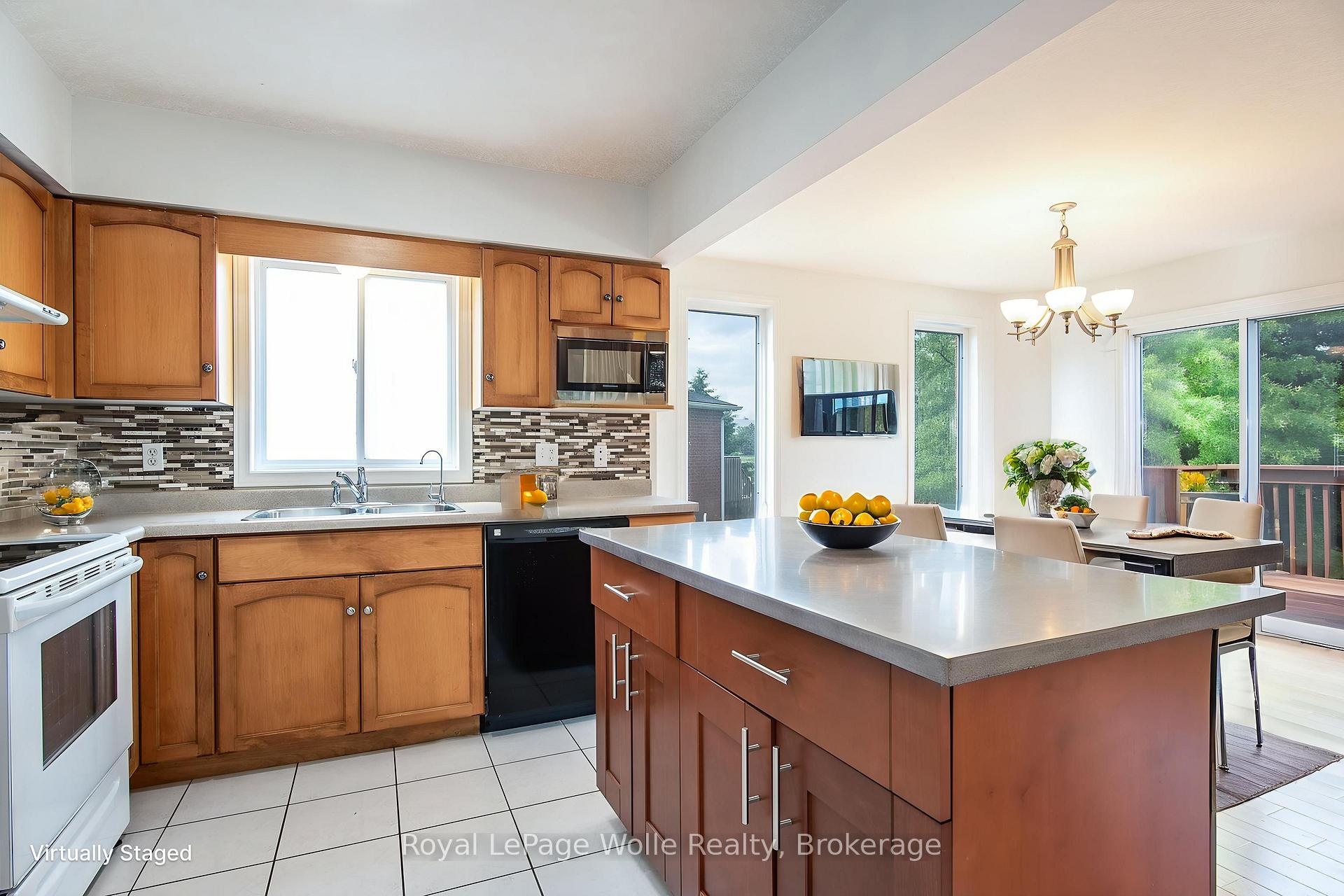 Photo 13 of 49 Bond Court, Guelph, Willow West/Sugarbush/West Acres — HOMEH