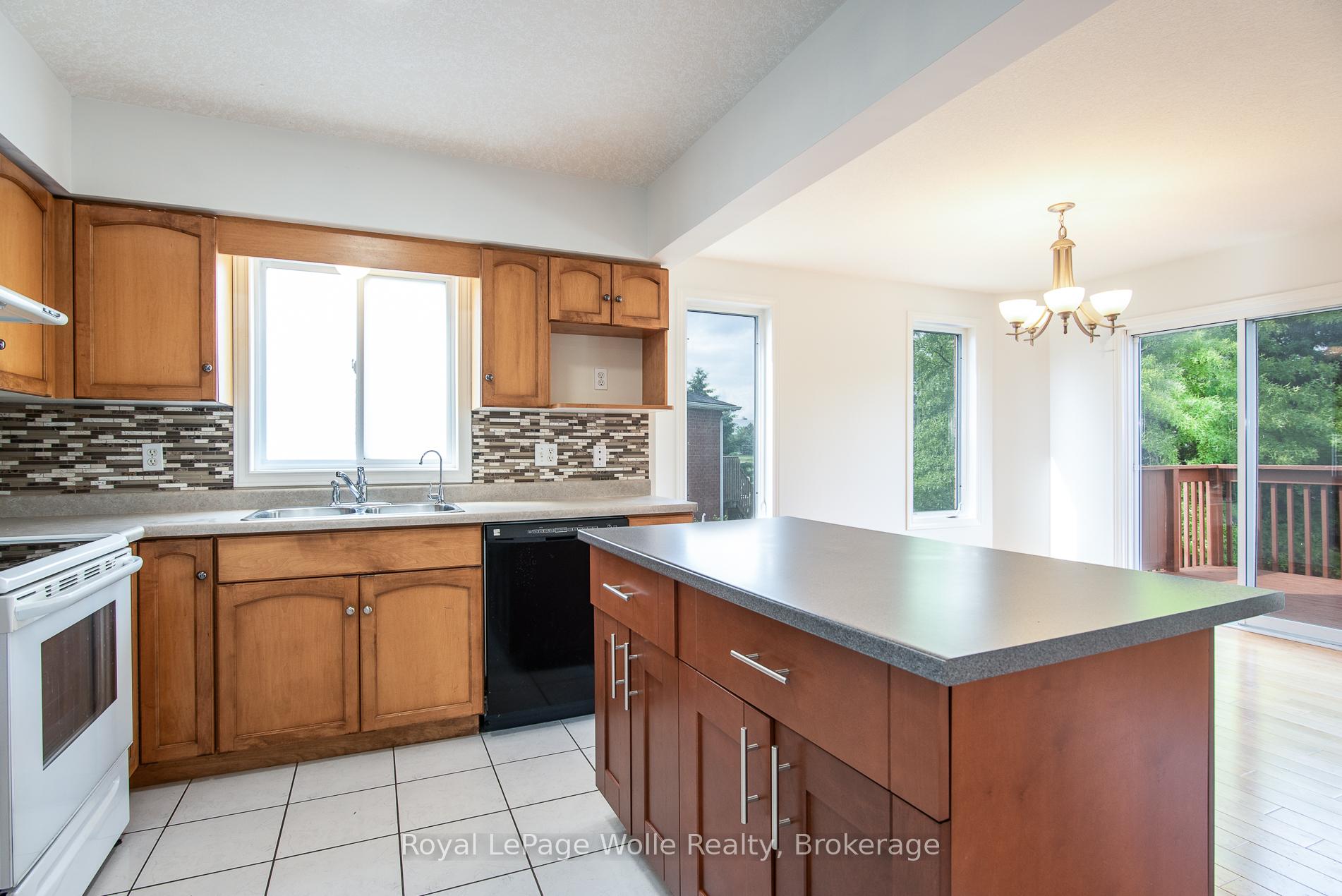 Photo 14 of 49 Bond Court, Guelph, Willow West/Sugarbush/West Acres — HOMEH
