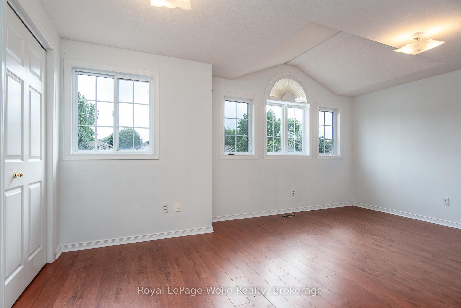 Photo 21 of 49 Bond Court, Guelph, Willow West/Sugarbush/West Acres — HOMEH