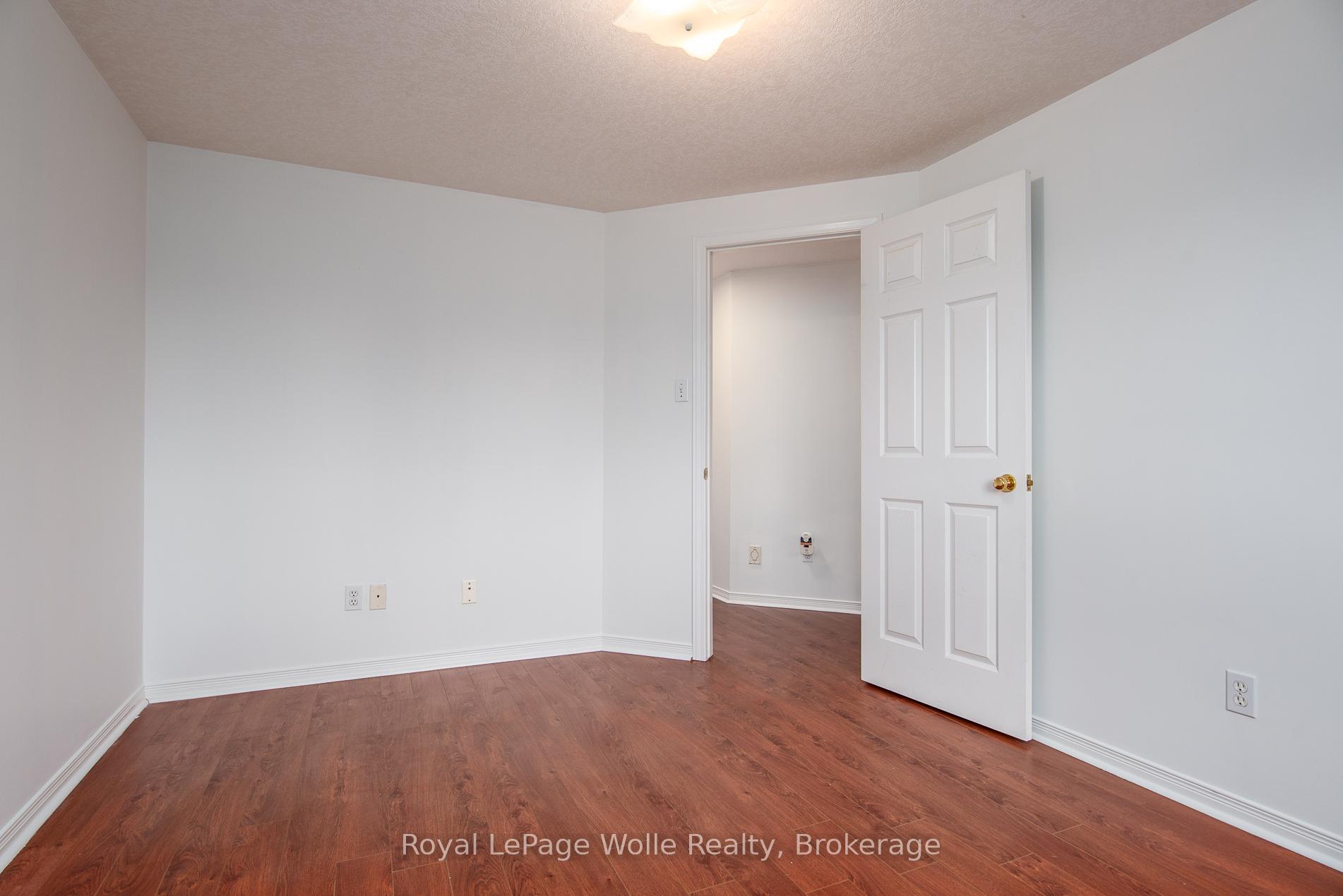 Photo 32 of 49 Bond Court, Guelph, Willow West/Sugarbush/West Acres — HOMEH