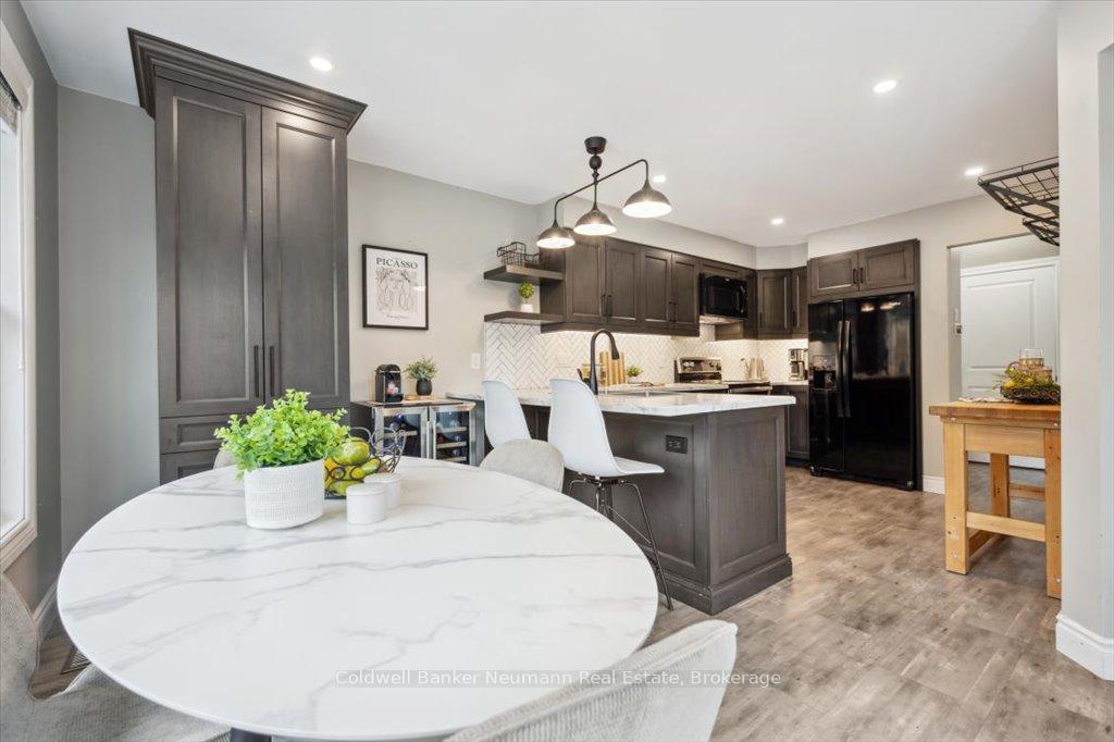 Photo 3 of 25 Hayward Crescent, Guelph, Clairfields/Hanlon Business Park — HOMEH
