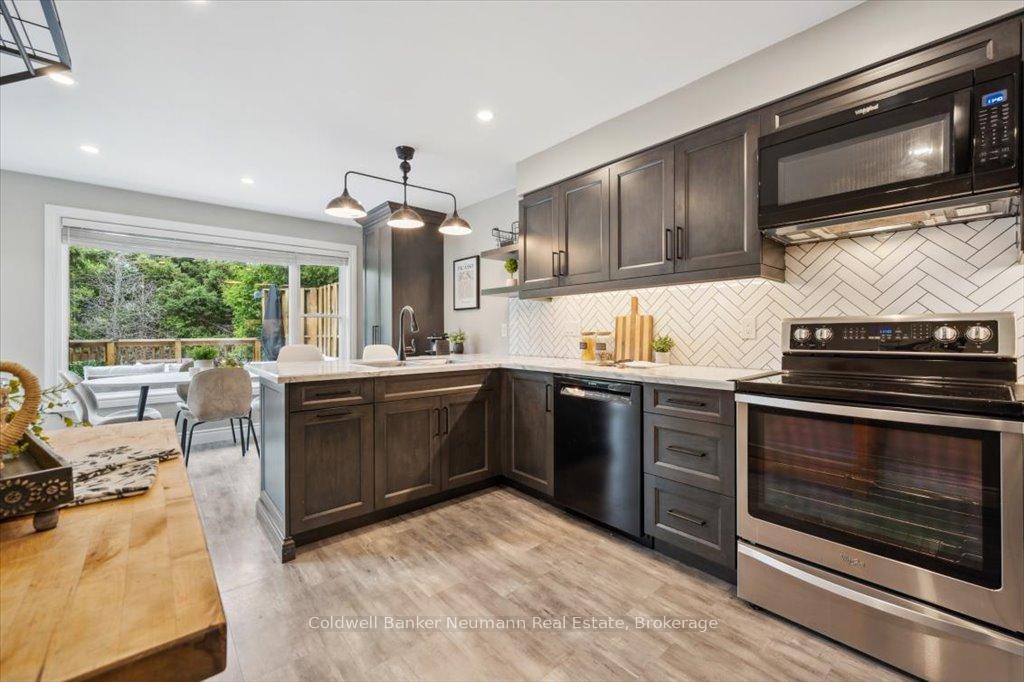 Photo 8 of 25 Hayward Crescent, Guelph, Clairfields/Hanlon Business Park — HOMEH