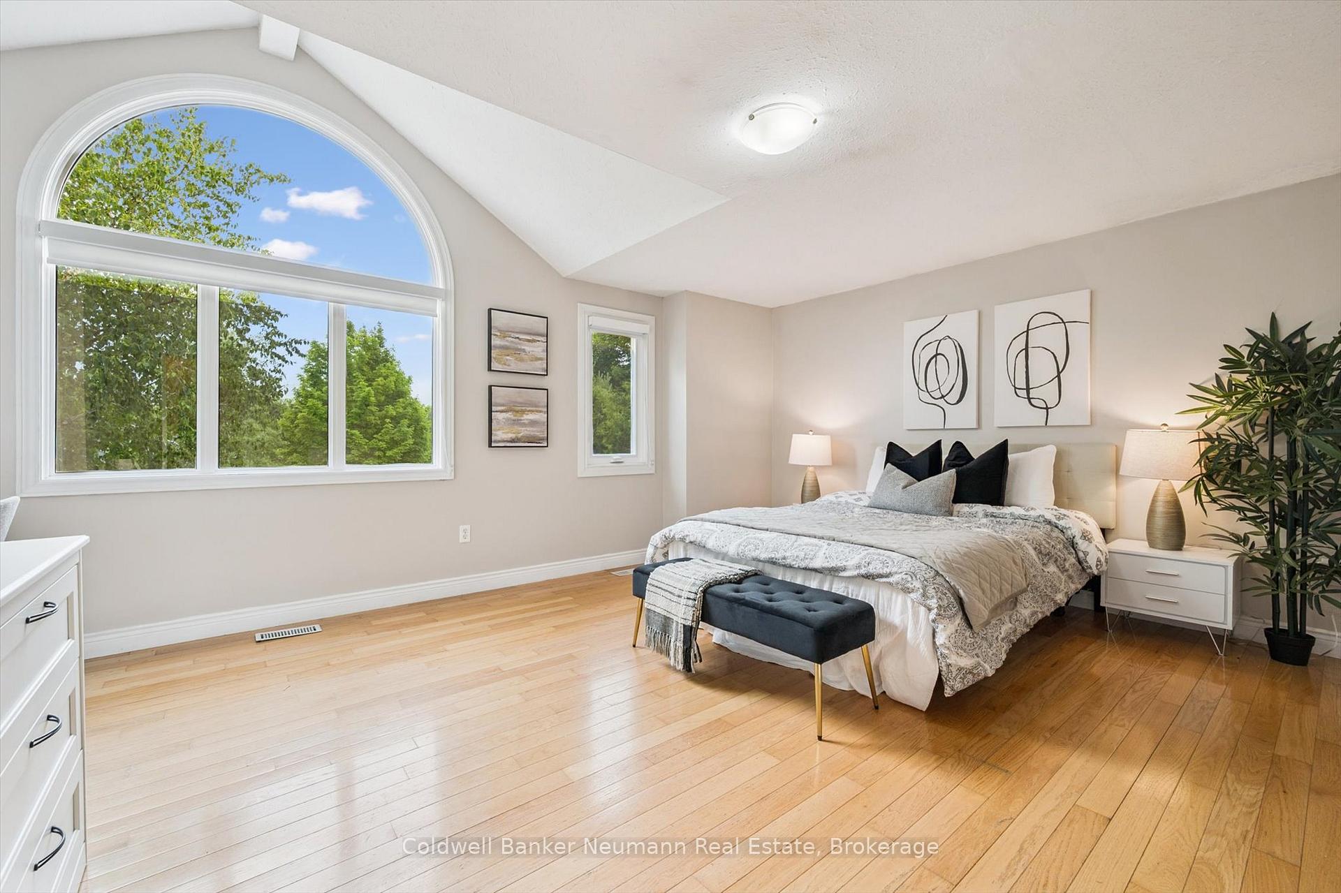 Photo 18 of 25 Hayward Crescent, Guelph, Clairfields/Hanlon Business Park — HOMEH