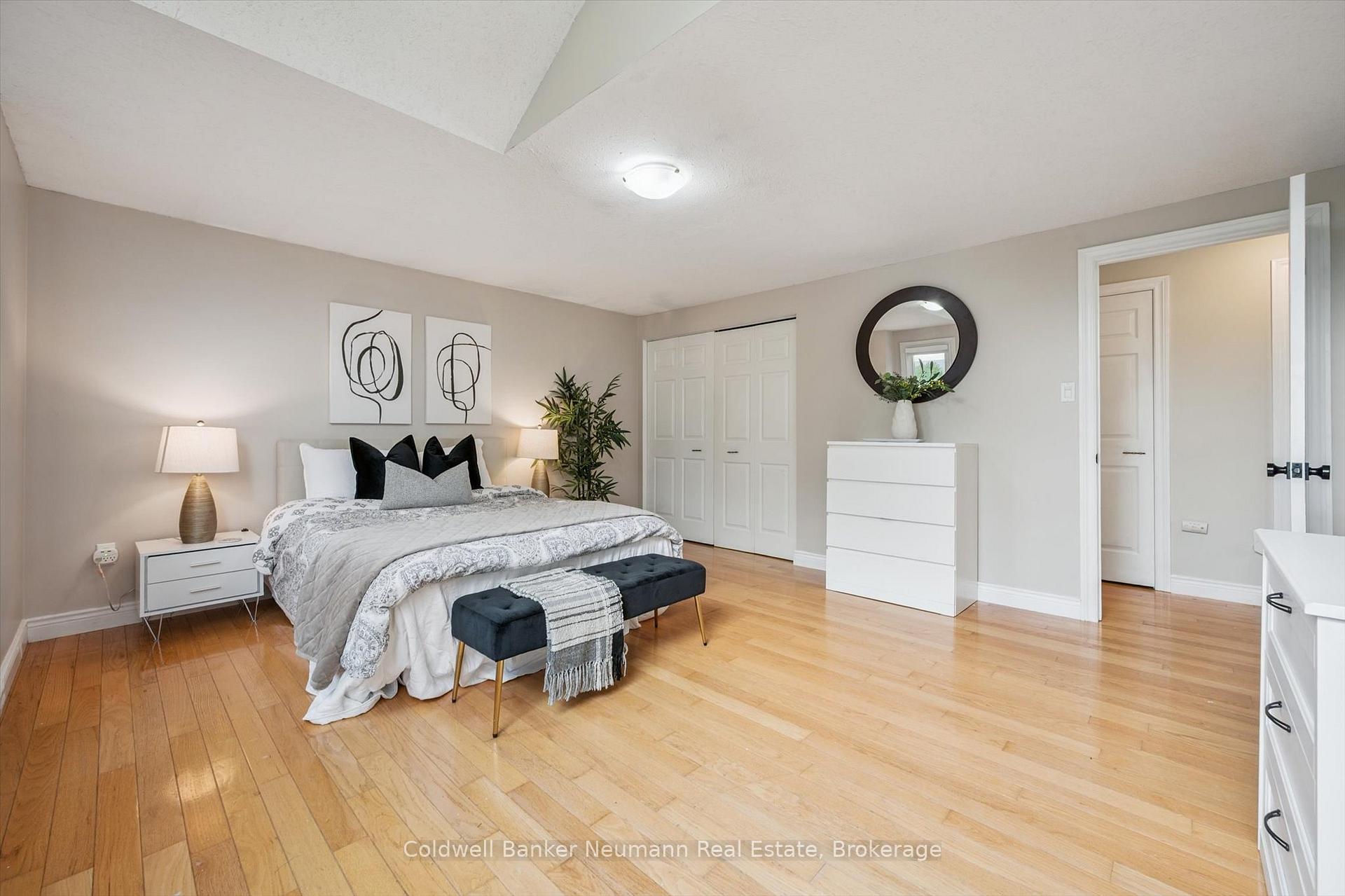 Photo 19 of 25 Hayward Crescent, Guelph, Clairfields/Hanlon Business Park — HOMEH