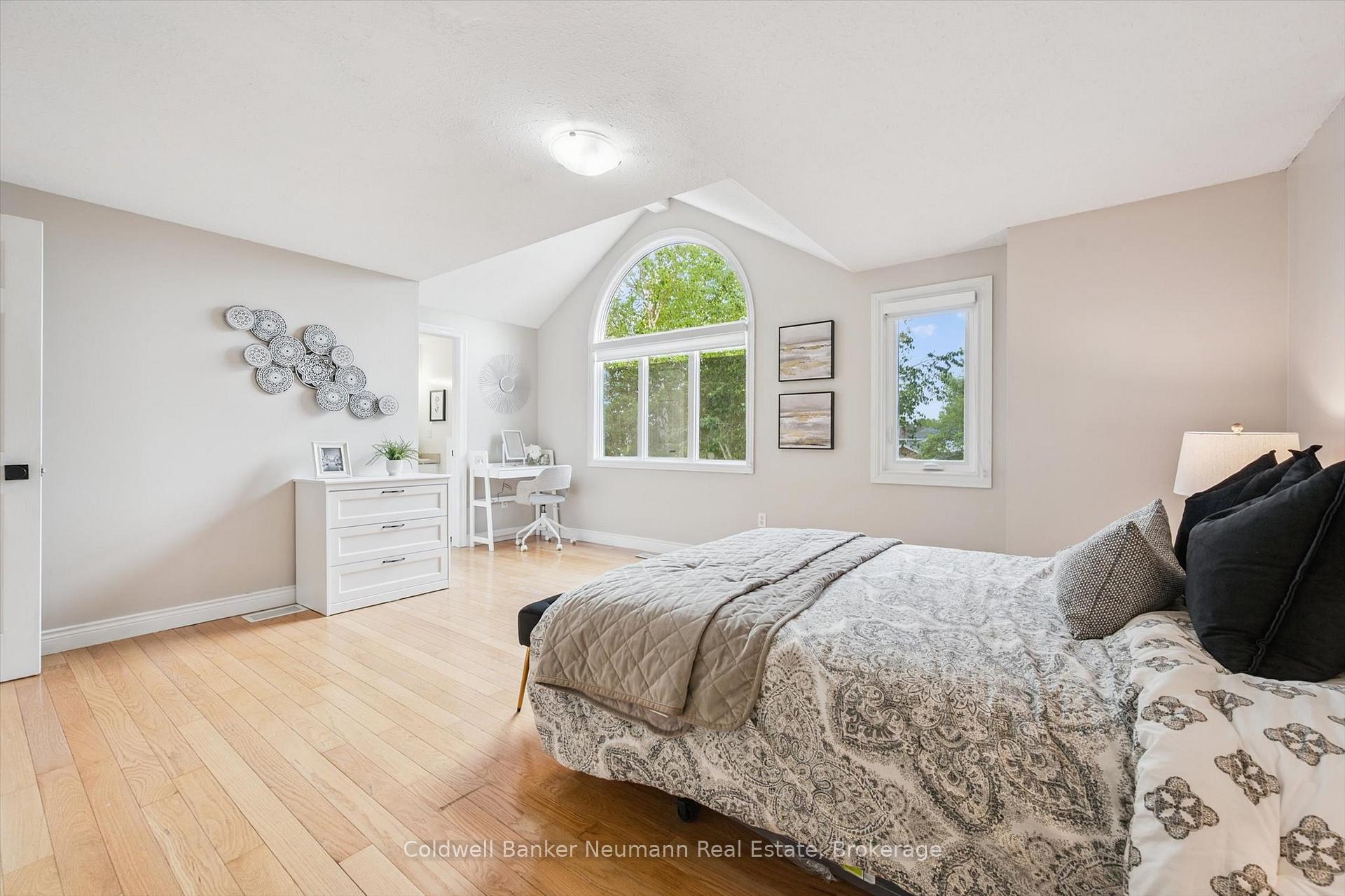 Photo 20 of 25 Hayward Crescent, Guelph, Clairfields/Hanlon Business Park — HOMEH