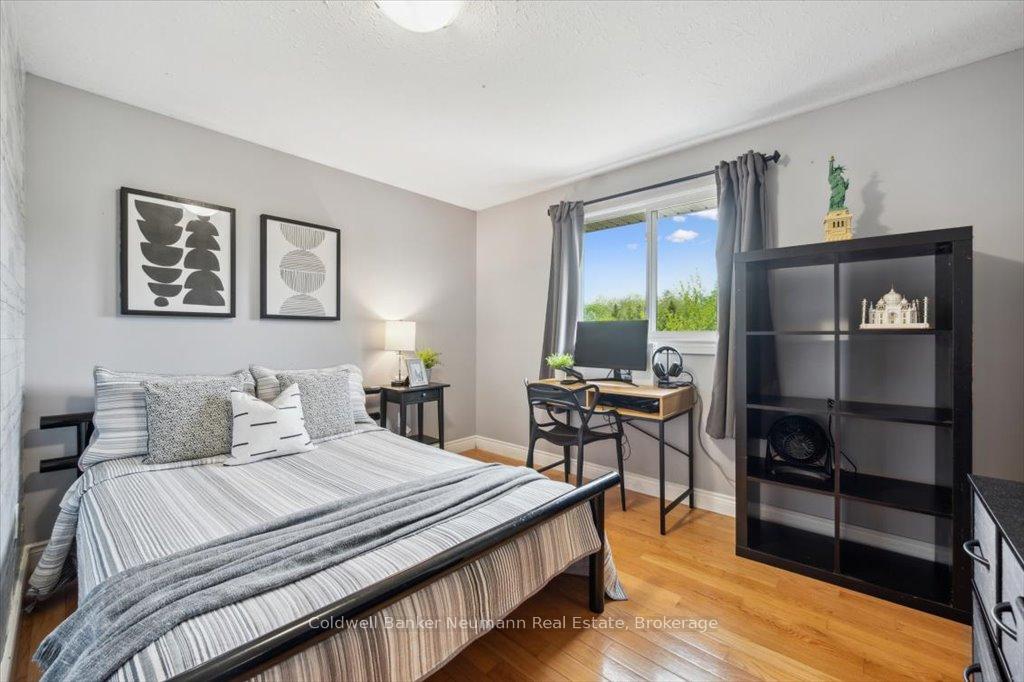 Photo 22 of 25 Hayward Crescent, Guelph, Clairfields/Hanlon Business Park — HOMEH