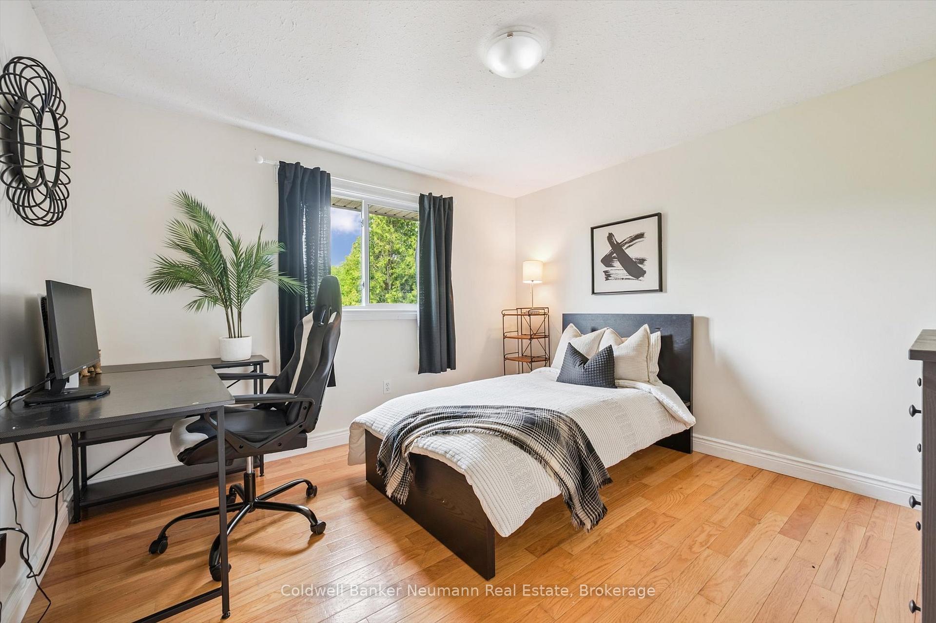Photo 23 of 25 Hayward Crescent, Guelph, Clairfields/Hanlon Business Park — HOMEH