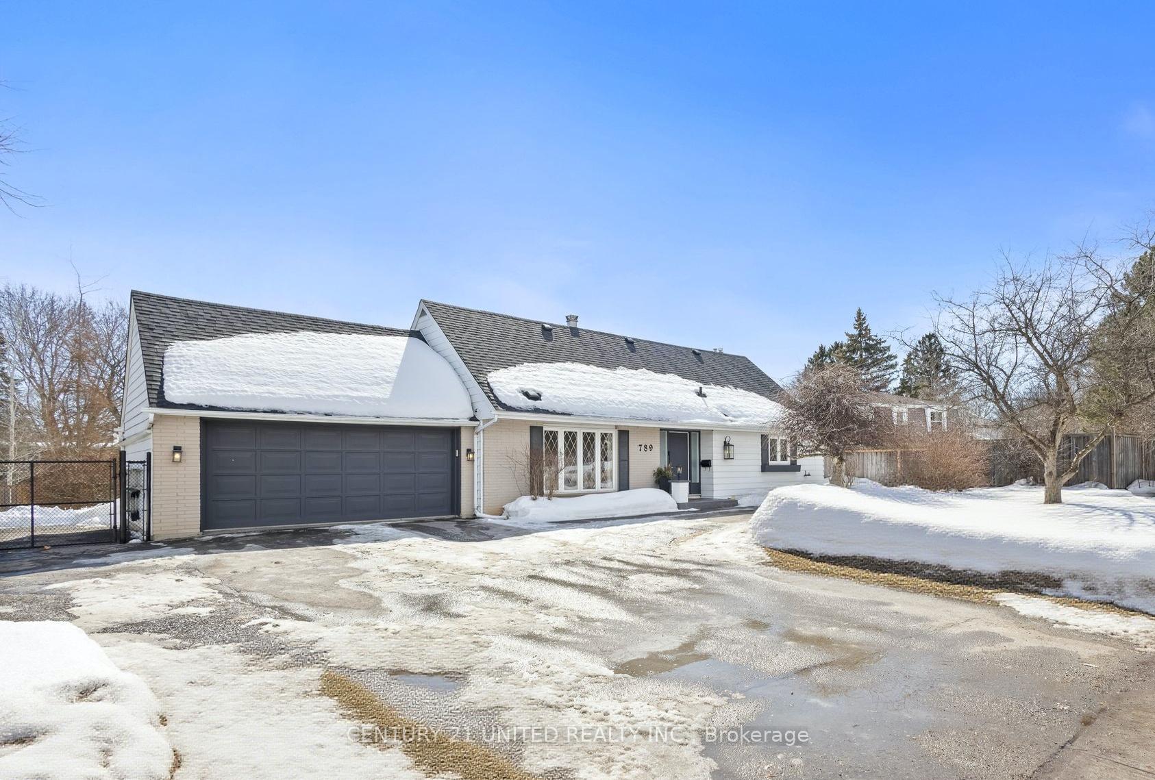 Front of 789 Parkhill Road W