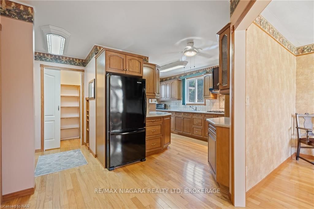 Photo 10 of 313 Lake Street, Grimsby, Grimsby Beach — HOMEH