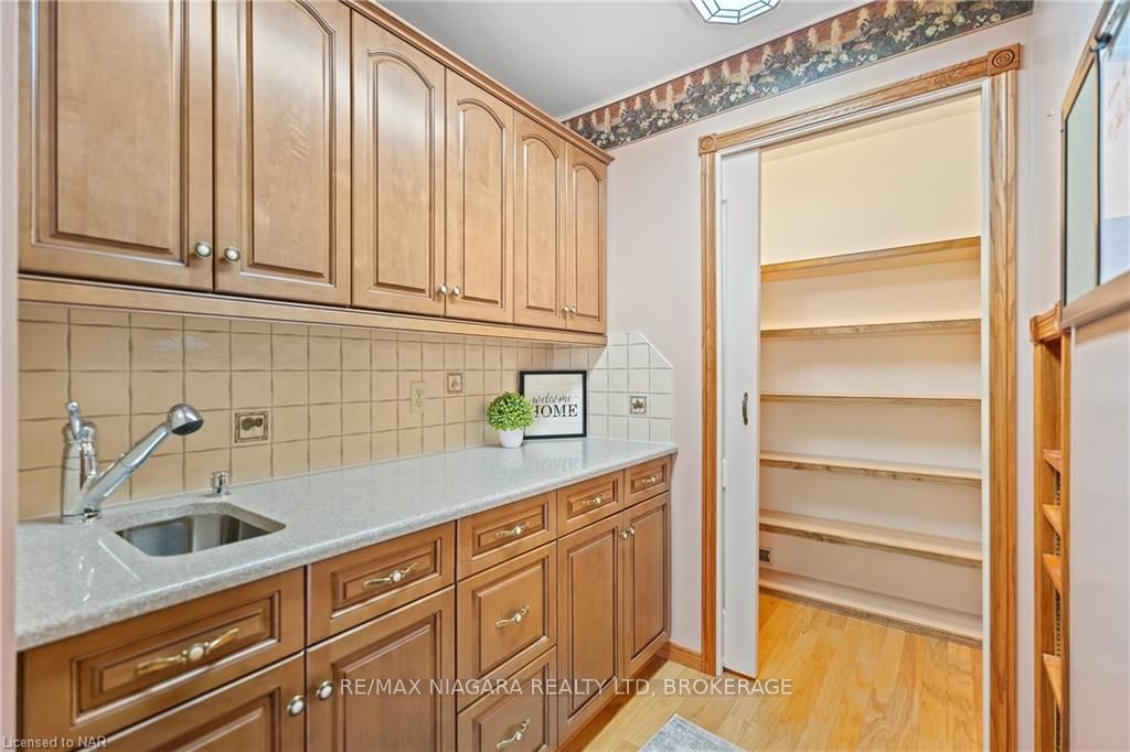 Photo 11 of 313 Lake Street, Grimsby, Grimsby Beach — HOMEH