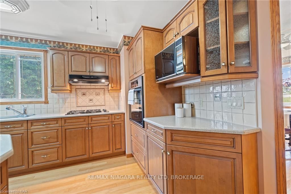 Photo 13 of 313 Lake Street, Grimsby, Grimsby Beach — HOMEH