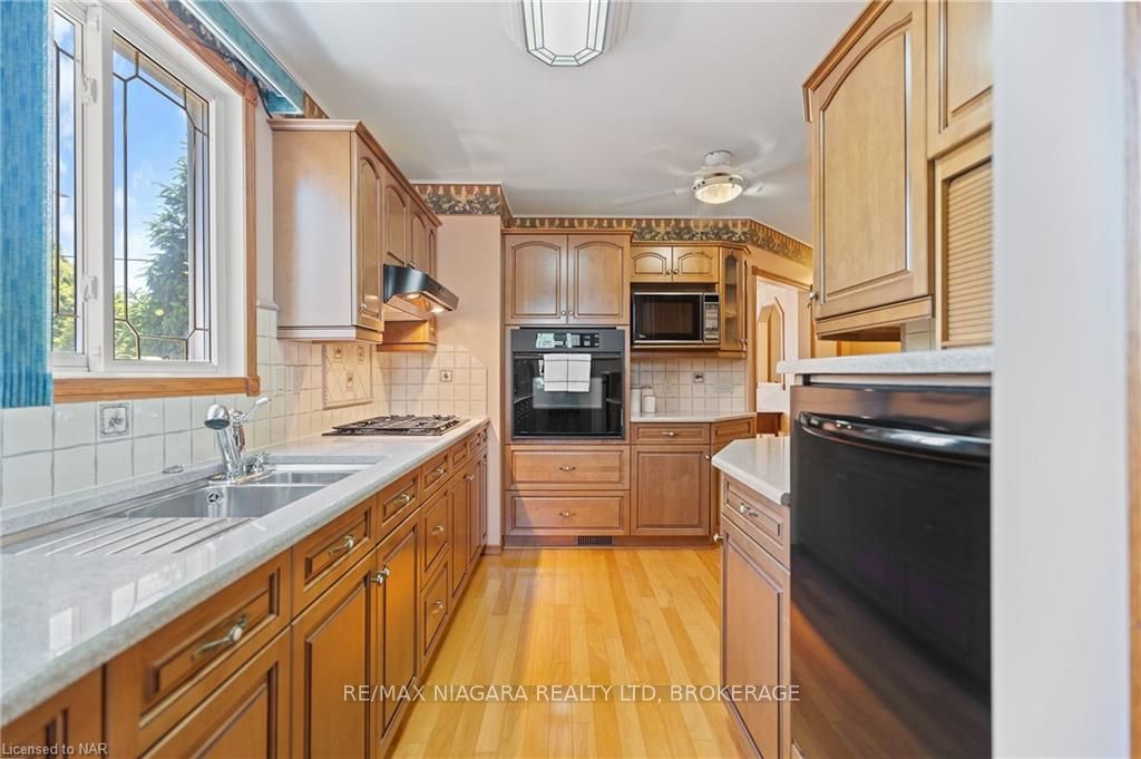 Photo 16 of 313 Lake Street, Grimsby, Grimsby Beach — HOMEH