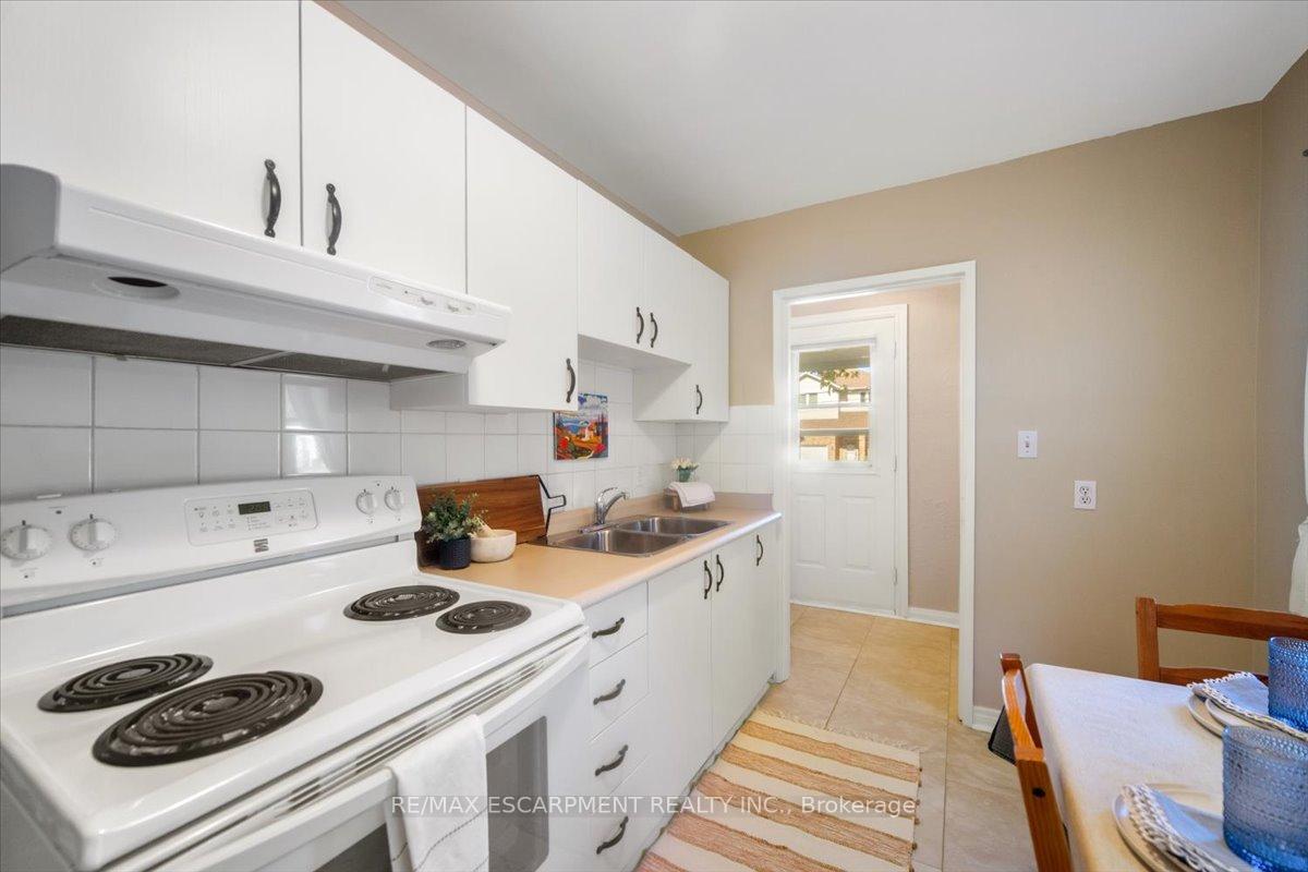 Photo 18 of 832 Queensdale Avenue, Hamilton, Raleigh — HOMEH