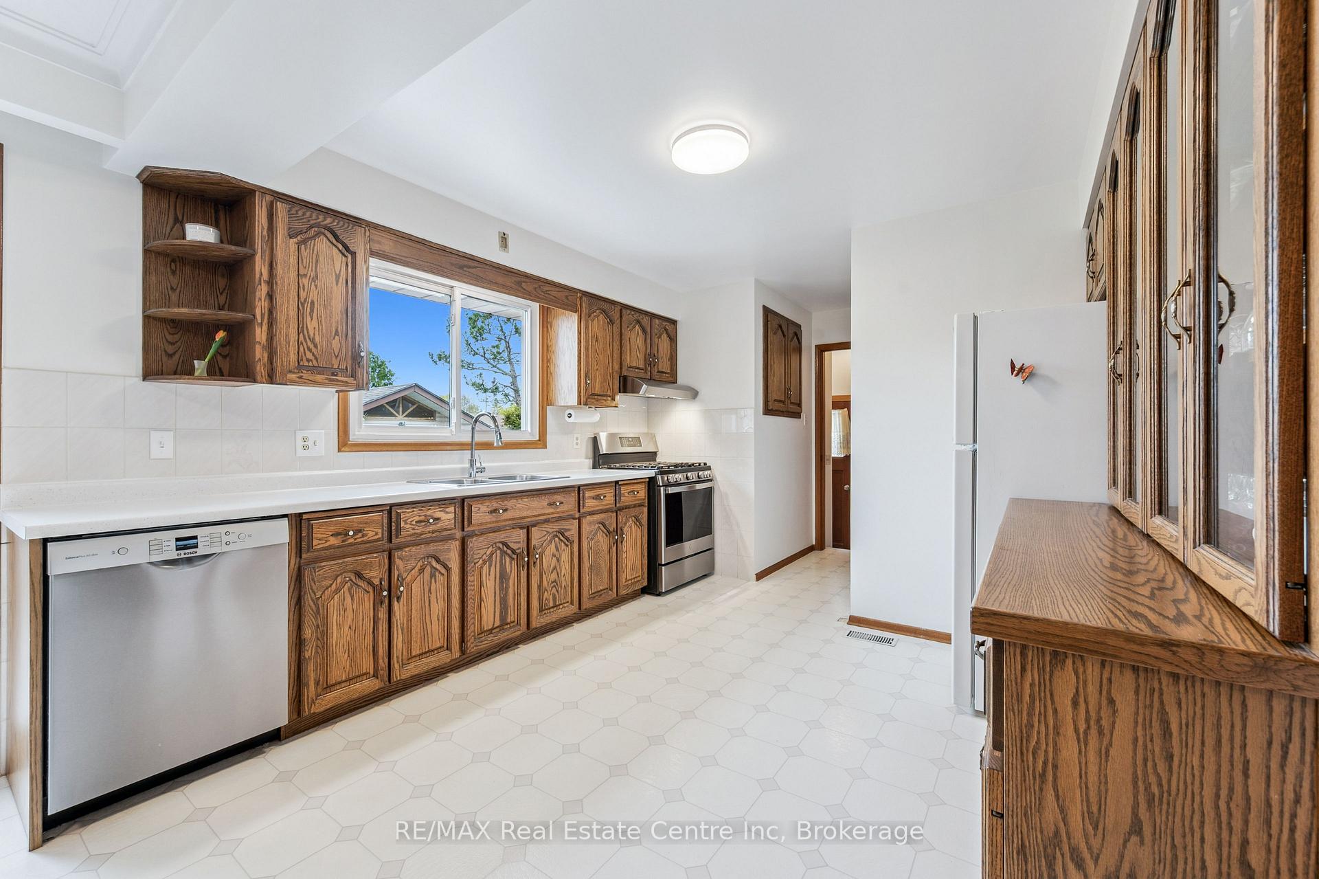 Photo 17 of 9 Flanders Road, Guelph, Dovercliffe Park/Old University — HOMEH