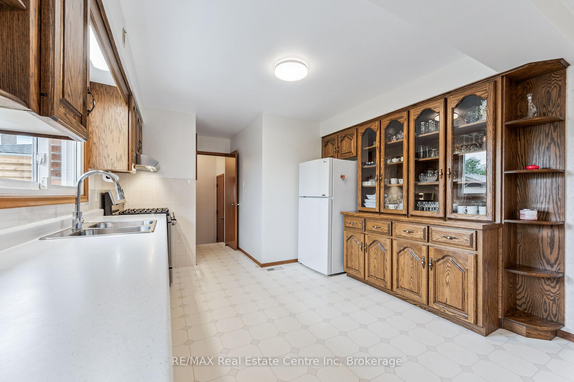 Photo 18 of 9 Flanders Road, Guelph, Dovercliffe Park/Old University — HOMEH