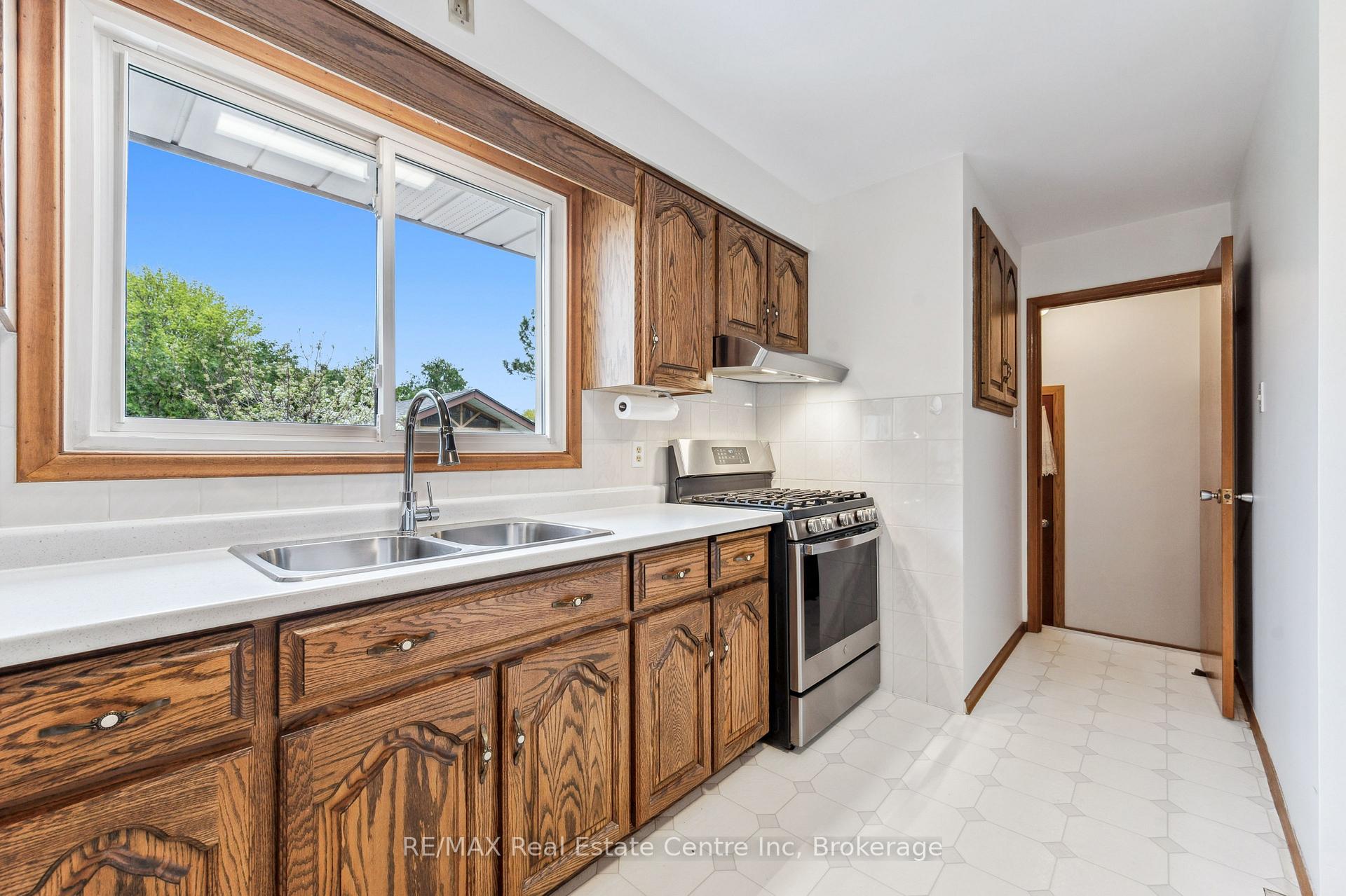 Photo 19 of 9 Flanders Road, Guelph, Dovercliffe Park/Old University — HOMEH