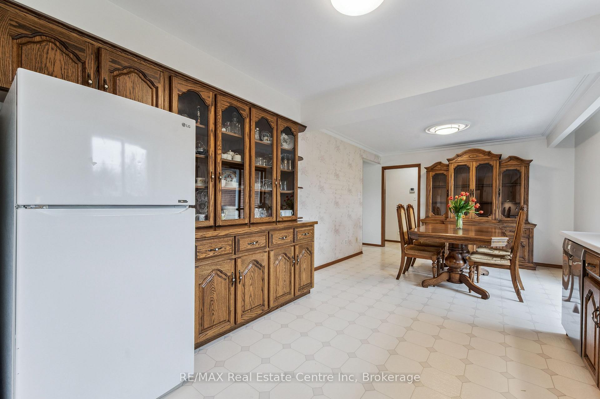 Photo 20 of 9 Flanders Road, Guelph, Dovercliffe Park/Old University — HOMEH