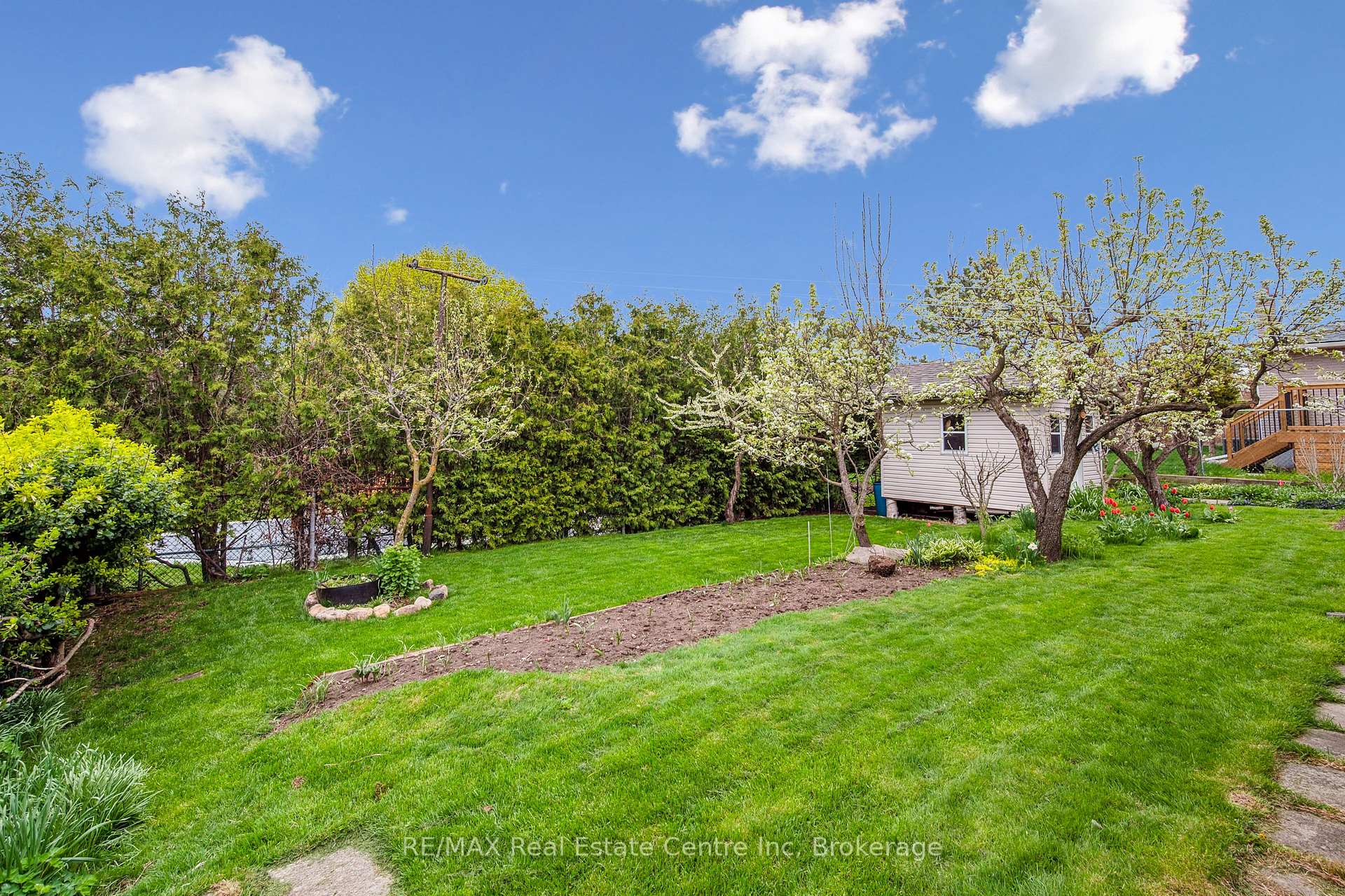Photo 41 of 9 Flanders Road, Guelph, Dovercliffe Park/Old University — HOMEH