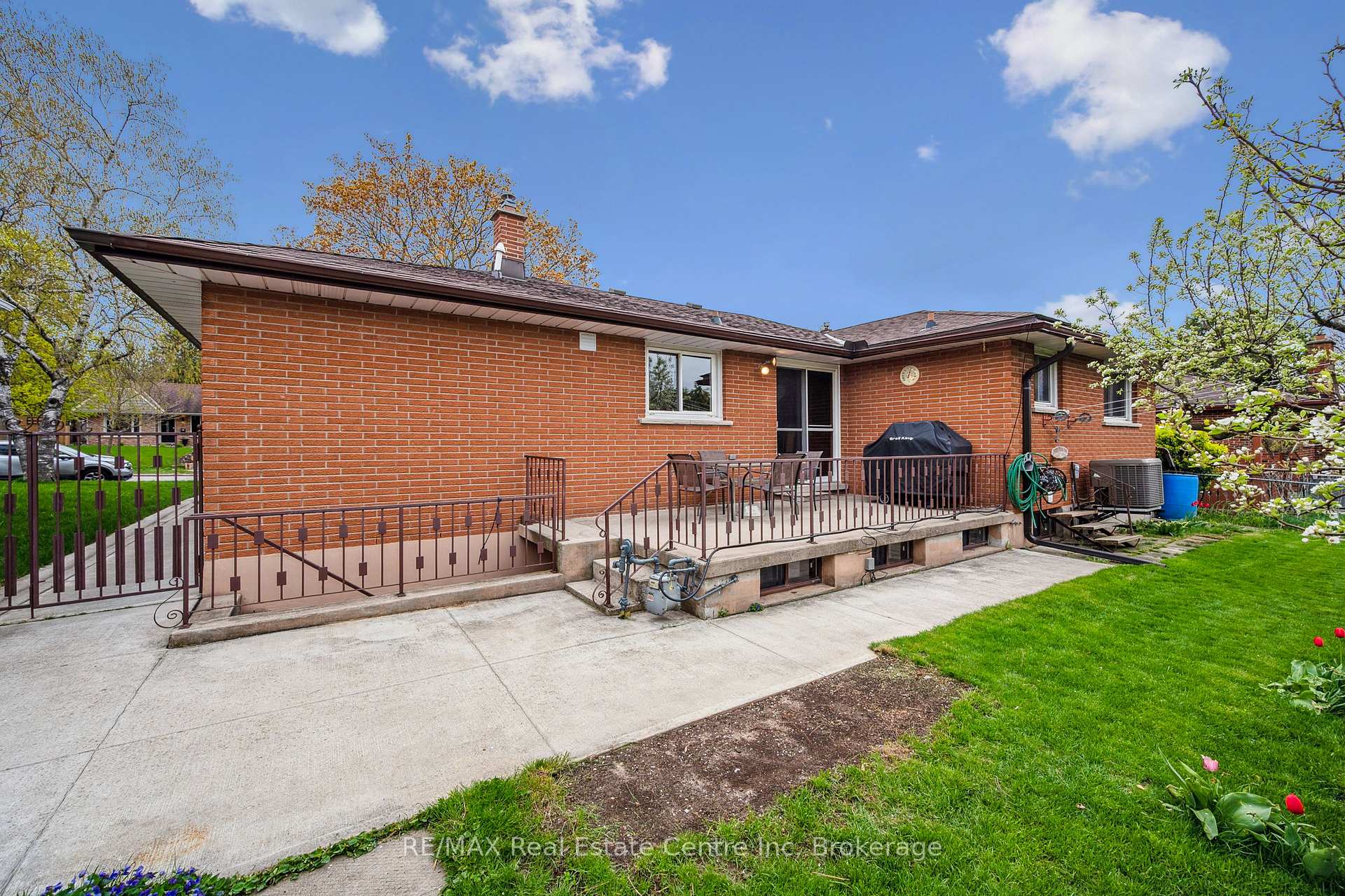 Photo 44 of 9 Flanders Road, Guelph, Dovercliffe Park/Old University — HOMEH