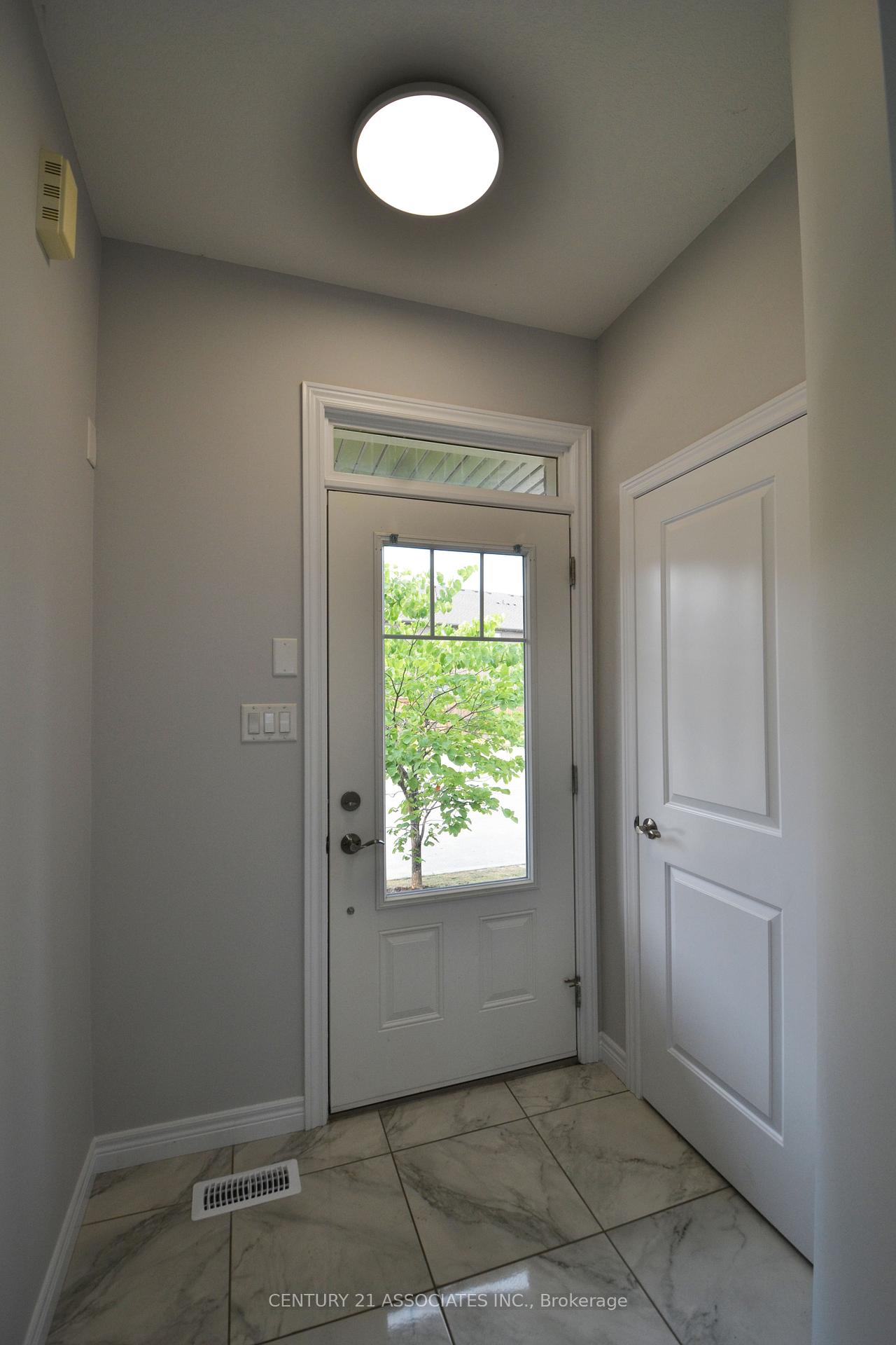 Photo 4 of Unit 6, 98 Shoreview Place, Hamilton, Lakeshore — HOMEH