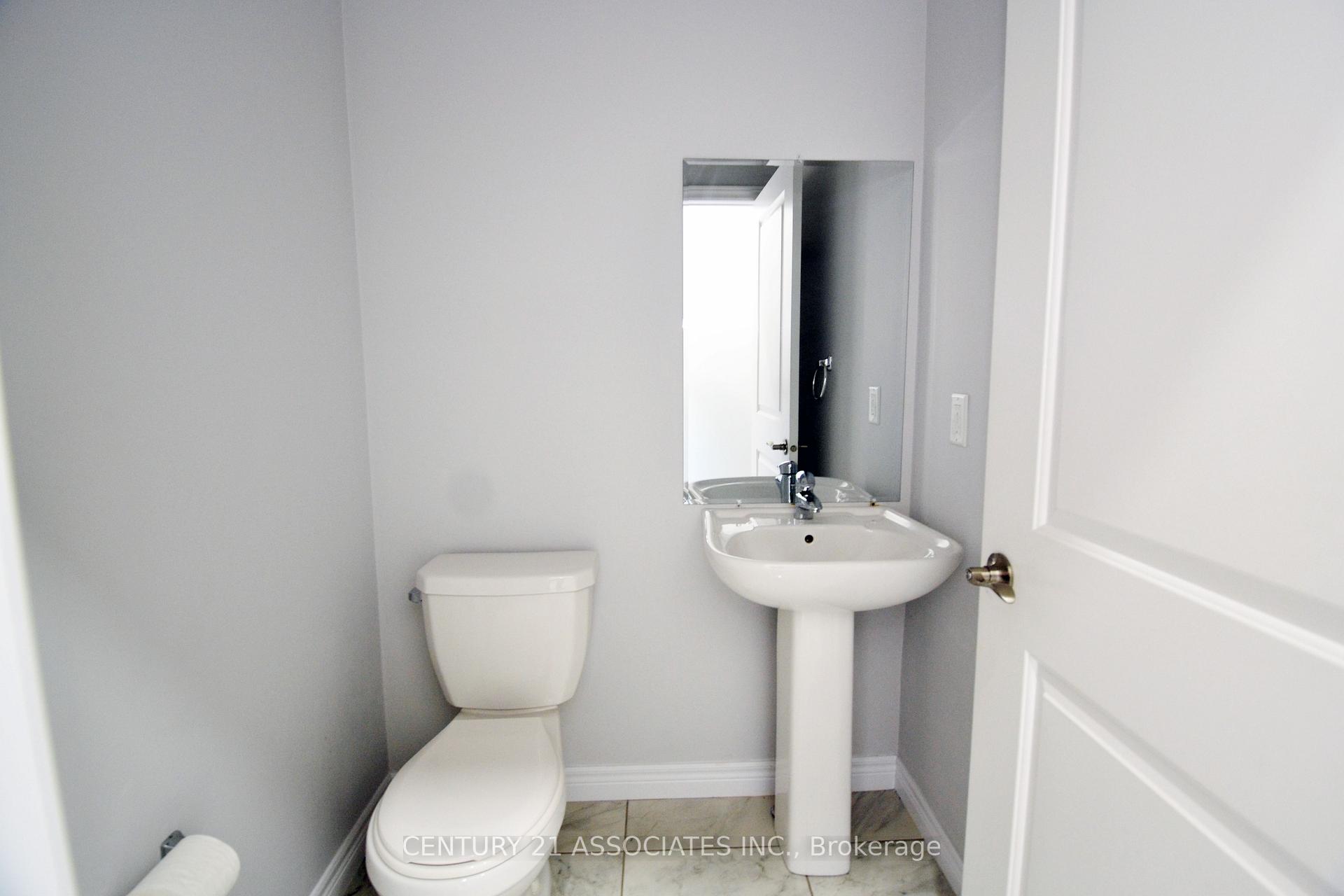 Photo 5 of Unit 6, 98 Shoreview Place, Hamilton, Lakeshore — HOMEH