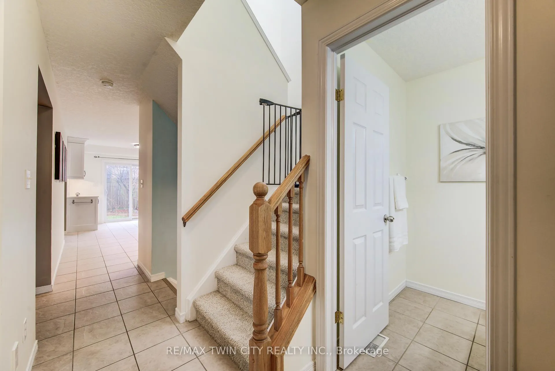 Photo 7 of 90 Udvari Crescent S, Kitchener — HOMEH