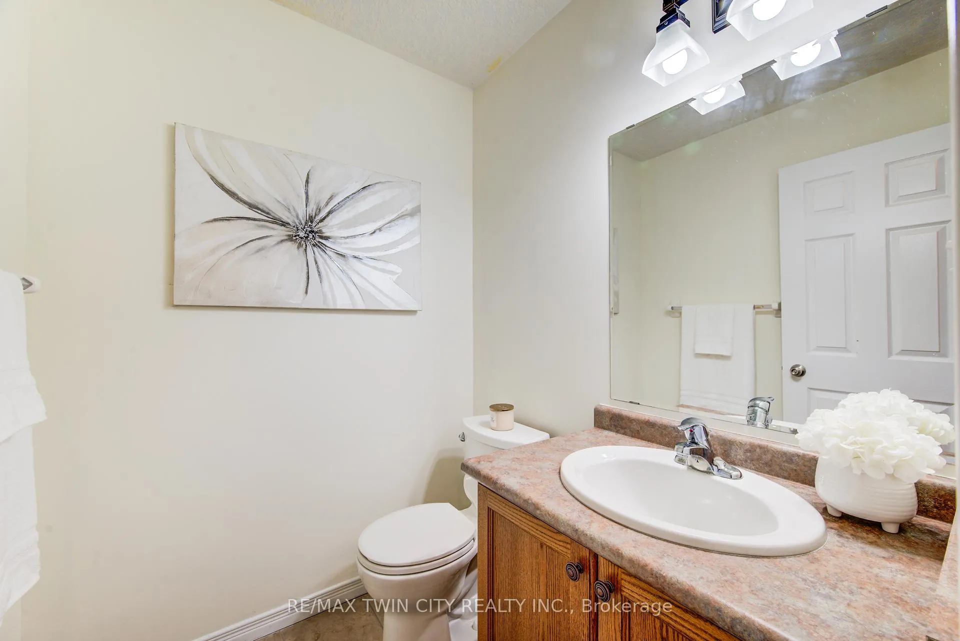 Photo 8 of 90 Udvari Crescent S, Kitchener — HOMEH