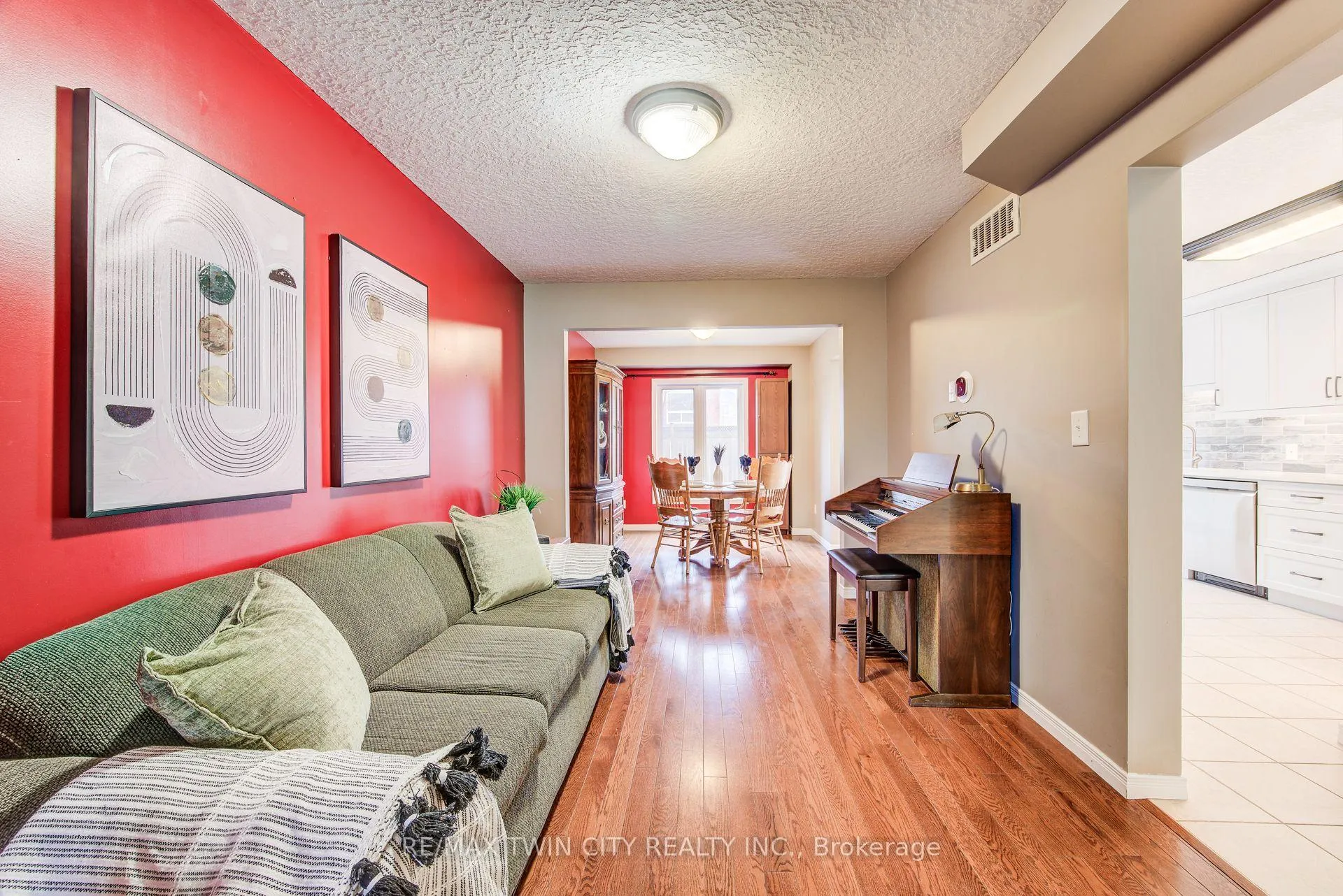 Photo 12 of 90 Udvari Crescent S, Kitchener — HOMEH