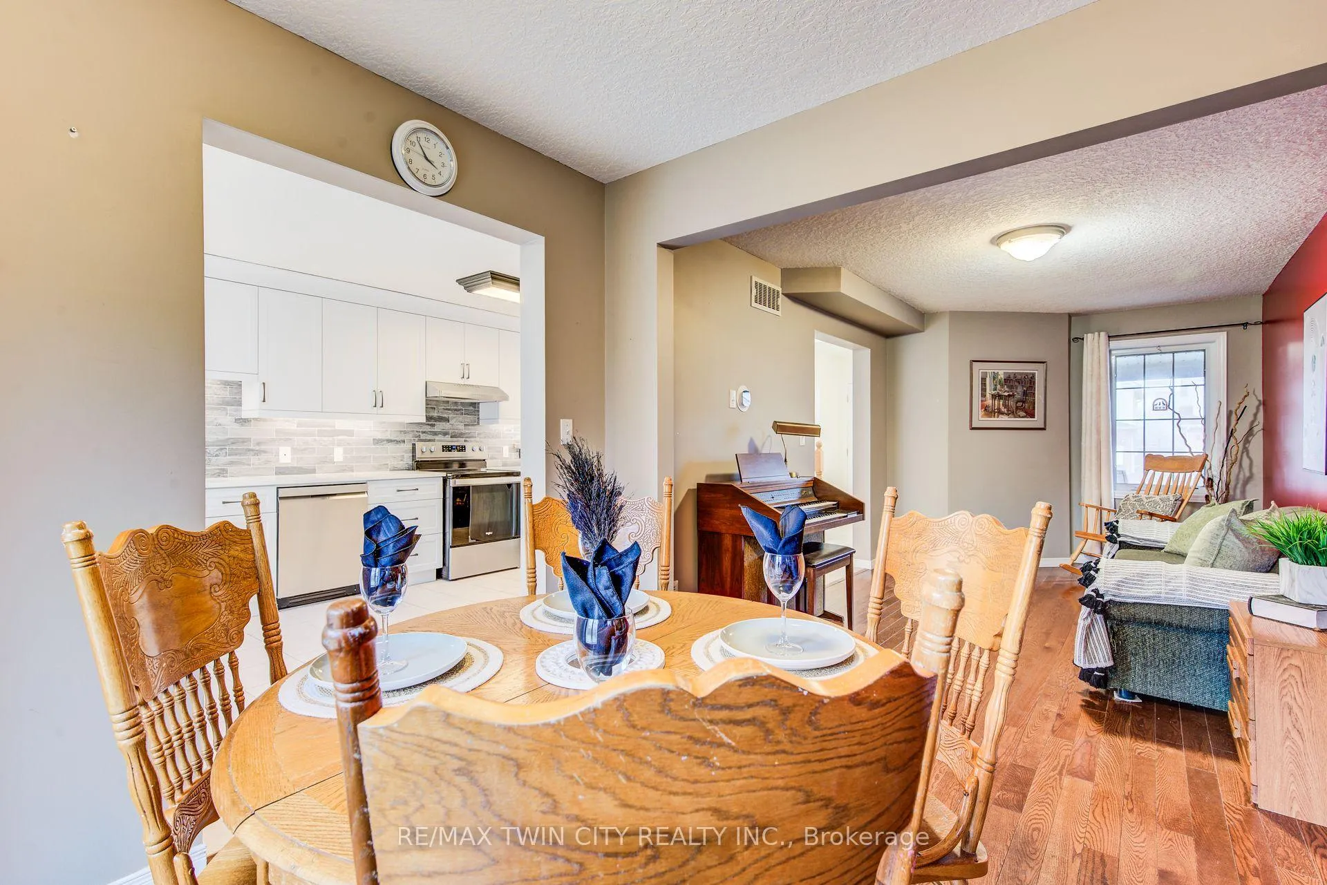 Photo 15 of 90 Udvari Crescent S, Kitchener — HOMEH