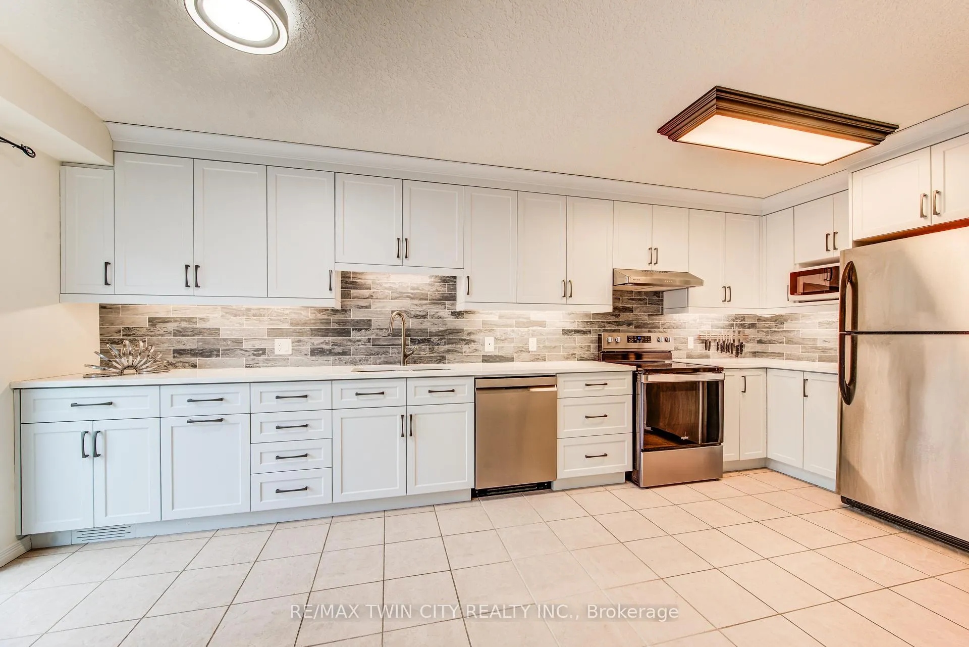 Photo 16 of 90 Udvari Crescent S, Kitchener — HOMEH