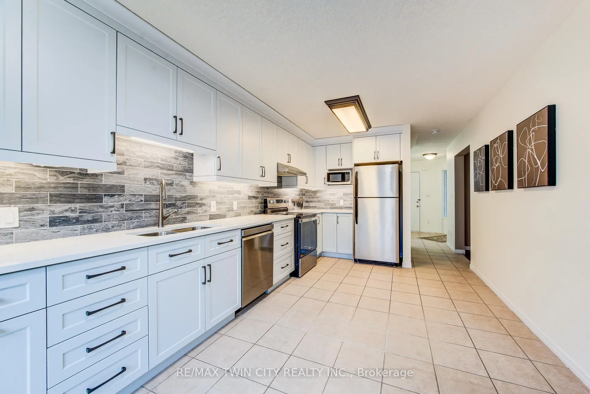 Photo 17 of 90 Udvari Crescent S, Kitchener — HOMEH
