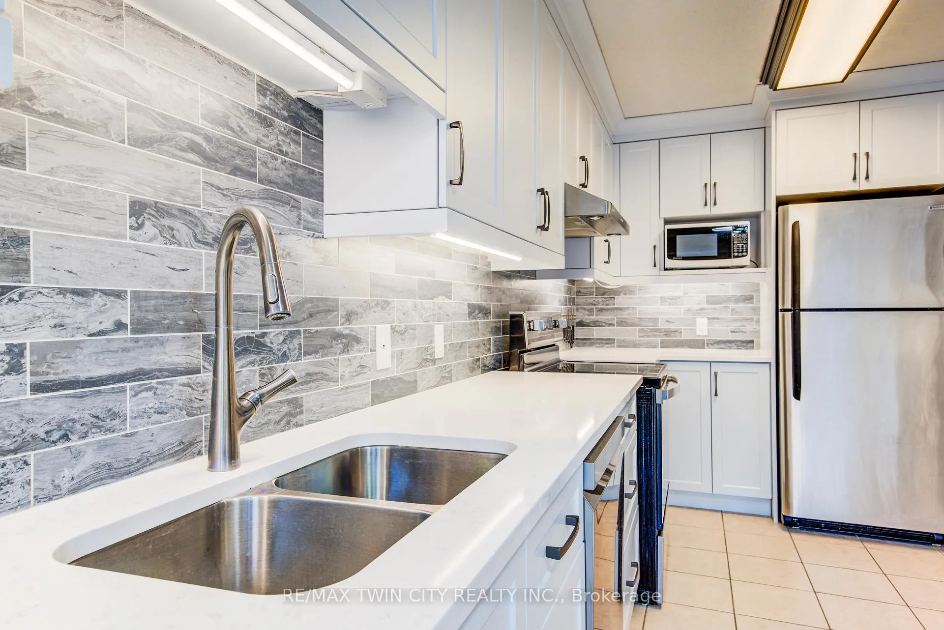 Photo 18 of 90 Udvari Crescent S, Kitchener — HOMEH